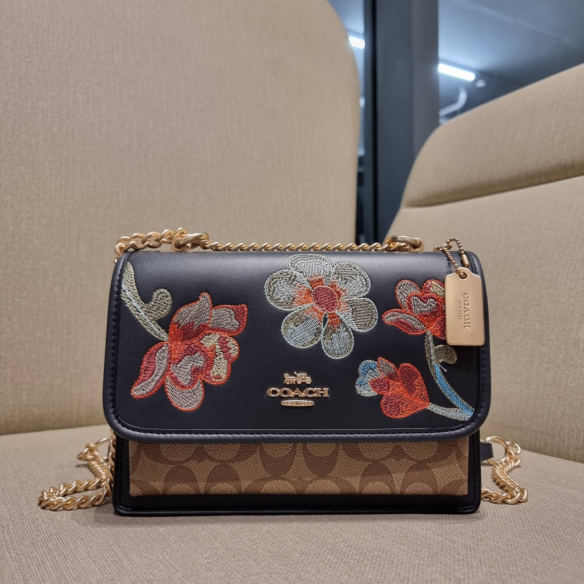 COACH C9230 KLARE CROSSBODY IN SIGNATURE CANVAS WITH FLORAL EMBROIDERY น้องใหม่คอลล่าสุด กับกระเป๋าสะพายข้าง โทนสีละมุนลูกคุณหนู ดีไซน์ปักดอกไม้เพิ่มลูกเล่น ให้ดูแพง วัสดุผนังแคนวาสสลับหนังแท้ สายสะพายโซ่สลับหนัง สะพายยังไงก็ขับผิว เปิด-ปิดด้วยกระดุมแม่เห