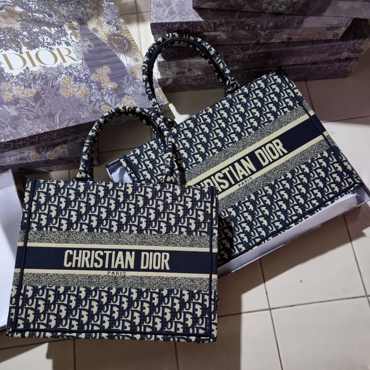 VIP 】HOT ARRIVAL!! DIOR CD SHOPPING BAG WITH GWP กระเป๋าทรงช้อปปิ้งใบใหญ่ จุใจ!! พรีเมี่ยมกิ๊ฟรุ่นดับเบิ้ลฮอต ดีไซน์คลาสสิควินเทจ สวยหรู วัสดุผ้าแคนวาสลายกราฟฟิค ภายในโล่งกว้างมากๆ ใส่ของจุสุดๆ โน้ตบุ้ค ไอแพด กระเป๋าสตางค์ มือถือ หรือเสื้อผ้ายังได้ สะพายค