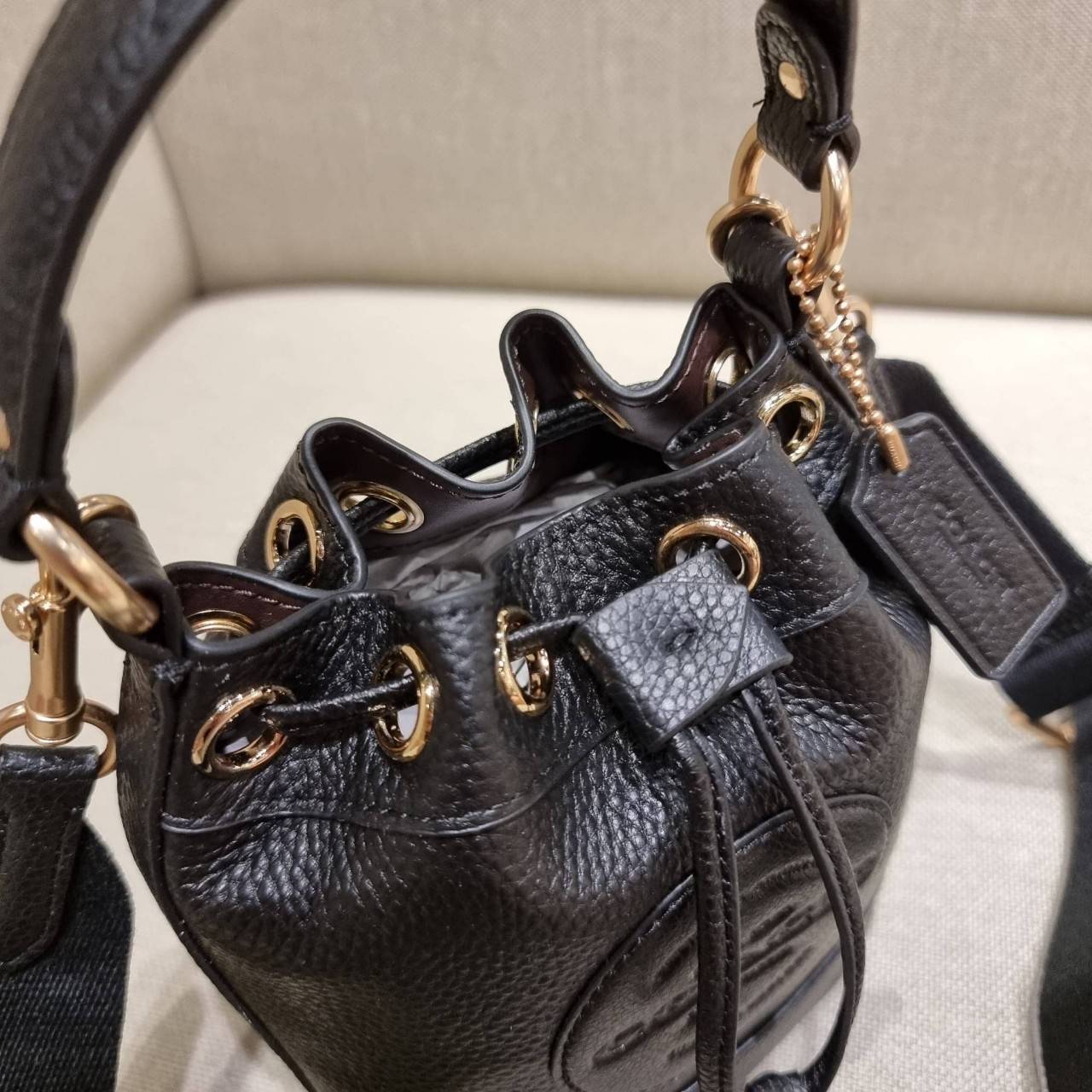 COACH C5121 DEMPSEY DRAWSTRING BUCKET BAG 15 WITH COACH PATCH น้องคนสวยมาใหม่จ้า ละมุนคุณหนูต้องมาอีกแล้วแหละ กระเป๋าทรงถังไซส์มินิ ใช้งานง่ายด้วยการรูดหนังปิดรอบปากกระเป๋า ทุกอย่างลงตัวที่สุด!! มาพร้อมตัวห้อยรูปหัวใจสีทองกุ๊กกิ๊ก น่ารักมากๆ มีหูหิ้วในตัว