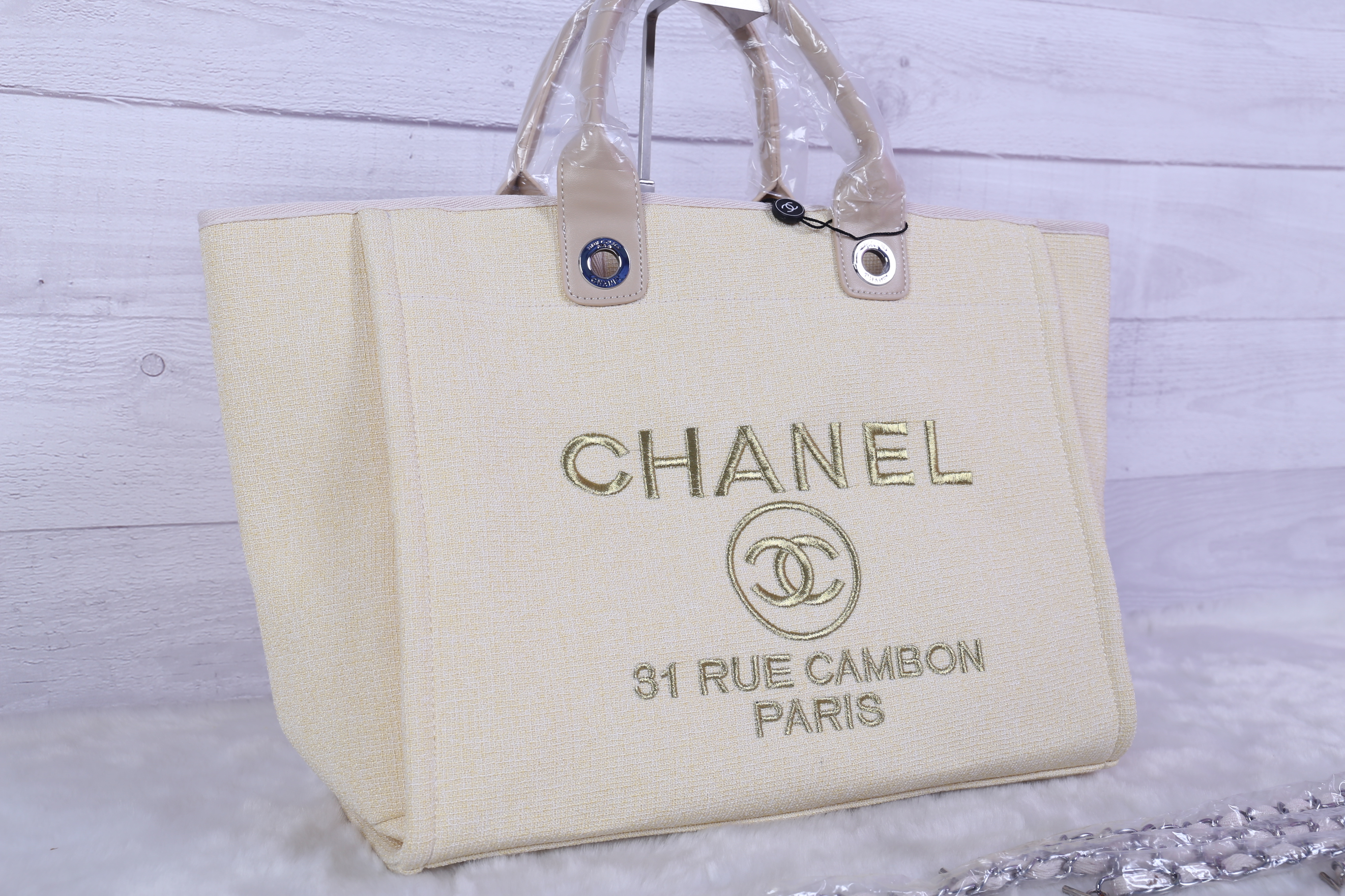 Chanel Tote canvas premium gift จากแบรนด์ Chanel กระเป๋าสะพาย Chanel Tote canvas โลโก้ปัก กระเป๋า ทรง Tote ผ้า canvas เนื้อหนาอย่างดี มีซับใน ด้านหน้าปักโลโก้แบรนด์หรู **จุดเด่นที่ หูจับมี 2 แบบคือ แบบสายหนัง และ โซ่ สามารถ สะพายไหล่ได้คะ ใบใหญุจุของคุ้ม