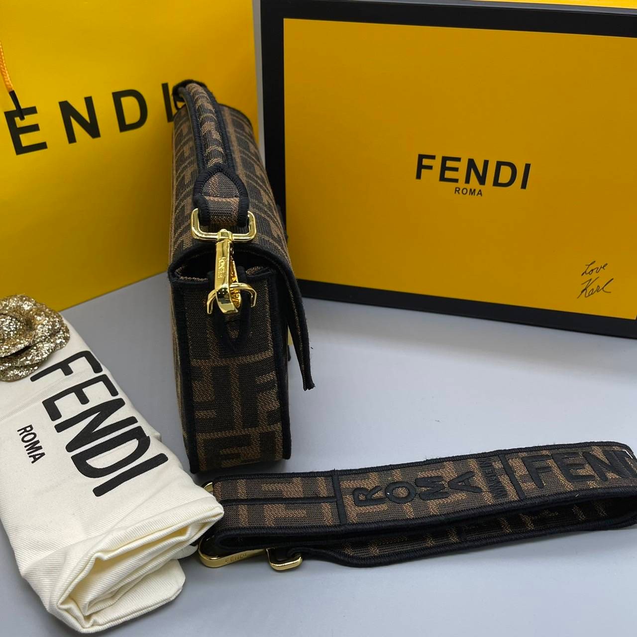 MEDIUM || FENDI VINTAGE BAGUETTE SHOULDER BAG 2size ORI Grade ใช้งานต่างประเทศได้ กระเป๋าสะพายทอลายโมโนแกรม อะไหล่ทองหรูหรา มี 2 ขนาด ทนทาน มาพร้อมสาย 2 แบบ สำหรับคล้องแขน และสายครอสบอดี้ เปิด-ปิดด้วยกระดุมแม่เหล็ก ภายในเป็นช่องโล่ง ใส่โทรศัพท์ พร้อมเสิร์