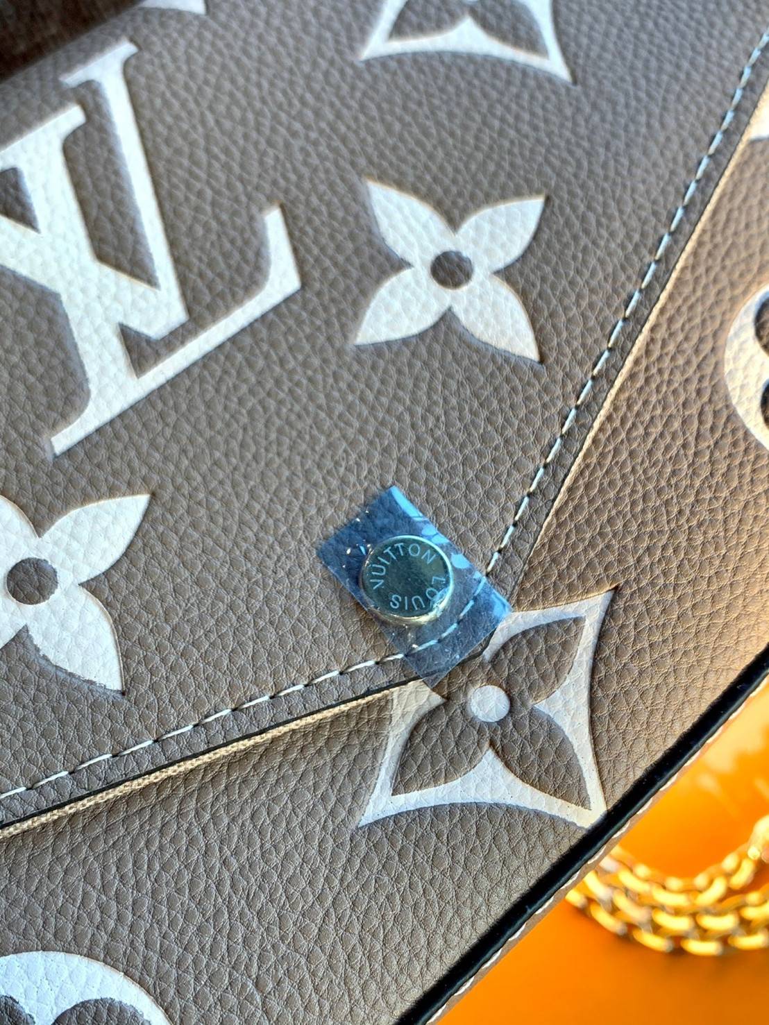 VIP 】Louis Vuitton Pochette Felicie ใบจริงหนังสวยมากๆค่า! ✔️กระเป๋าแบบคลัท มีสายสะพายโซ่มาให้ด้วยค่ะ ✔️หนังแกะสังเคราะห์อย่างดี ลายหนังสวย ปั้มลายแบรนด์ทั้งใบ ✔️รุ่นนี้มาพร้อมกระเป๋าเล็ก สำหรับใส่บัตรได้1ใบ//ใส่ธนบัตรแบบมีซิปรูดอีก1ใบ