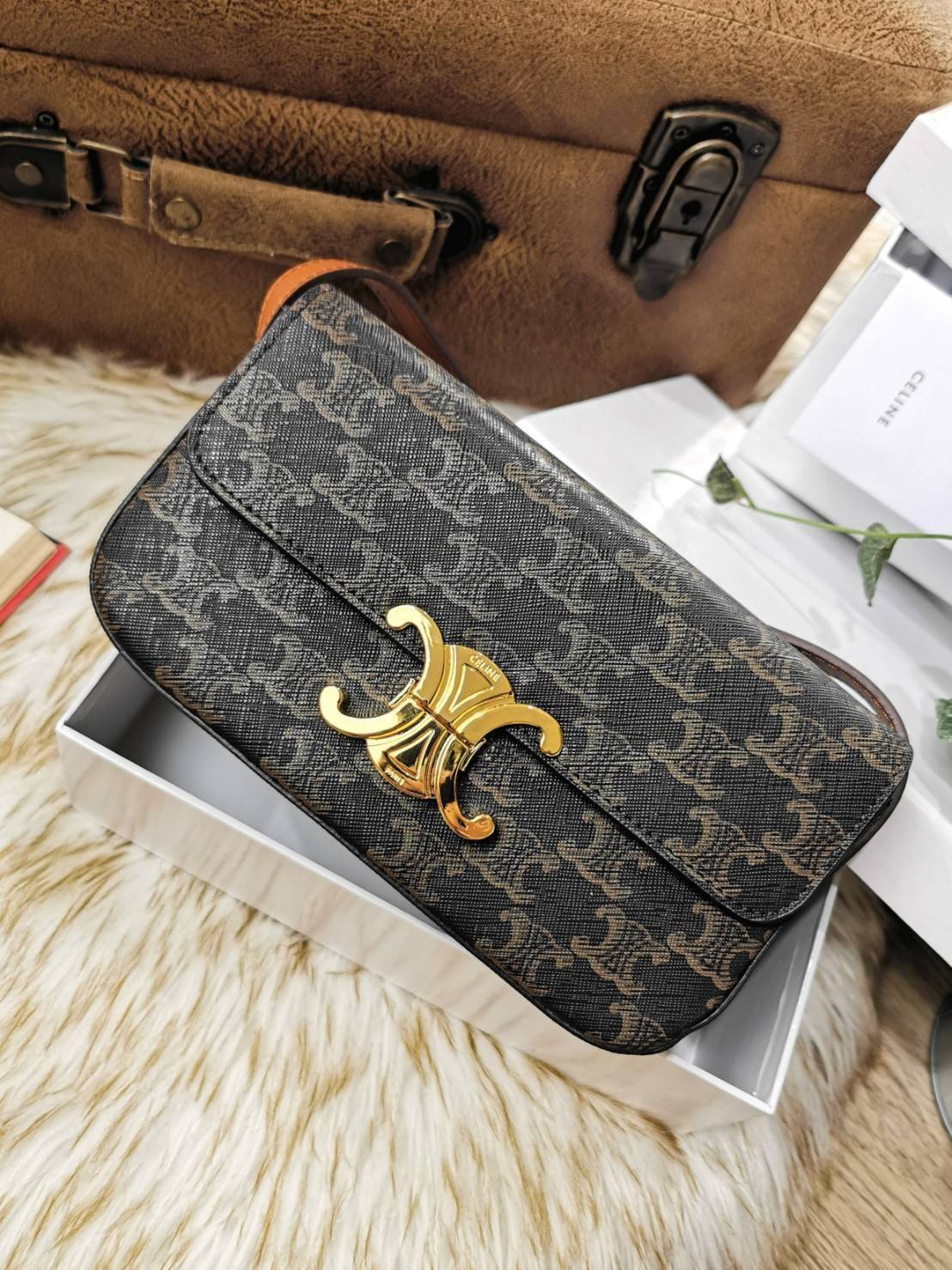 พรีเมี่ยมกิ๊ฟแท้ 100% 】CELINE TRIOMPHE SHOULDER BAG VIP GIFT WITH PURCHASE-GWP พรีเมี่ยมกิ๊ฟ Limited Edition จาก CELINE PERFUME DUTY FREE COUNTER วัสดุ TRIOMPHE & LEATHER ดีไซน์ยอดนิยมสไตล์สาว LISA