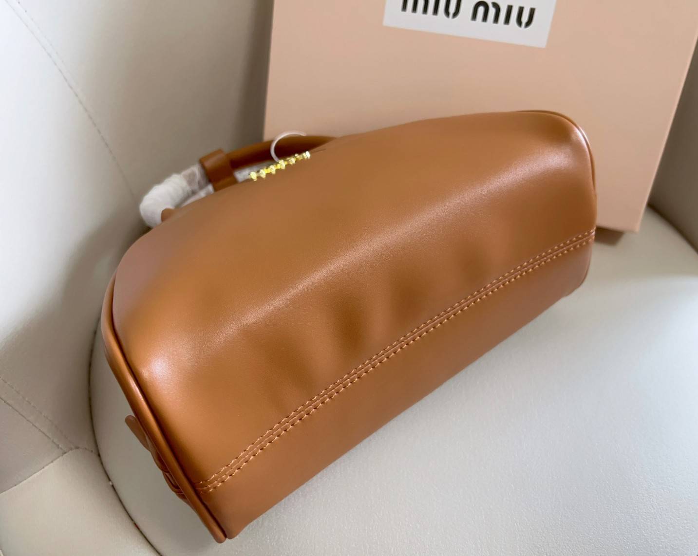 MIU MIU HALF-MOON TOP HANDLE BAG / Patent leather bowling bag / Miu Miu Leather top-handle bag กระเป๋าทรงพระจันทร์เสี้ยว หนังนิ่ม ลื่นเงา ตัดกับอะไหล่ทองได้ลงตัว