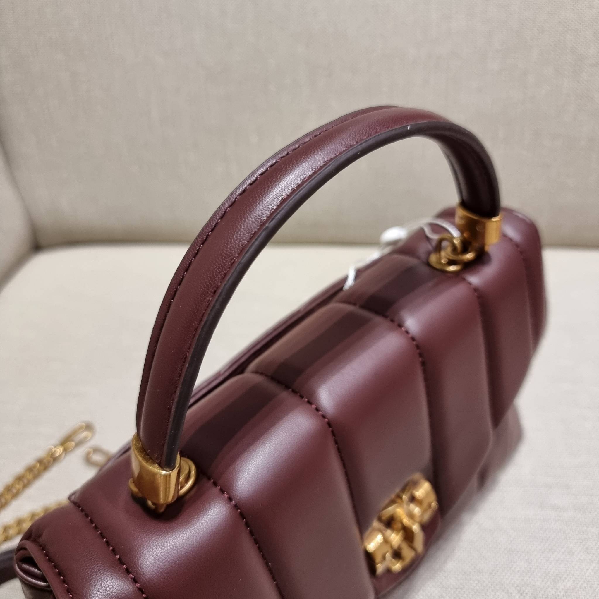 TORY BURCH KIRA QUILTED SMALL SATCHEL มาแล้วด่วนๆ!! กับคอลที่ปังไม่ไหว พร้อมเสิร์ฟสีคลาสสิค กระเป๋าถือ/สะพาย ทรงสวย สะพายคล่องตัว หนังแท้ ดีไซน์บุนวม เส้นคมสวยหรู วัสดุหนังแกะ สัมผัสดีงาม นิ่มมือ เปิด-ปิดด้วยอะไหล่บิดล็อค ภายในเป็นช่องโล่ง มีช่องซิป ใส่ขอ