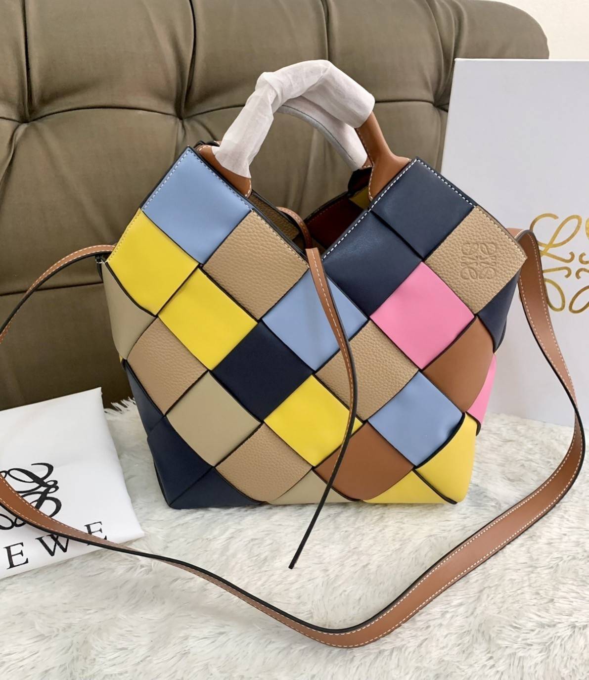 LOEWE SURPLUS LEATHER WOVEN BASKET BAG IN CLASSIC CALFSKIN กระเป๋าสาน กระเป๋าถือหรือสะพาย อะไหล่เงิน มาพร้อมสายสะพายยาวในตัว (ถอดได้ /ปรับระดับไม่ได้) ดีไซน์ถักทอแบบงานสานหมากรุก สวยล้ำนำสมัยมากๆ ค่ะ น้ำหนักเบา ตอบโจทย์การใช้ชีวิตระหว่างวันที่ดูไม่ซับซ้อน