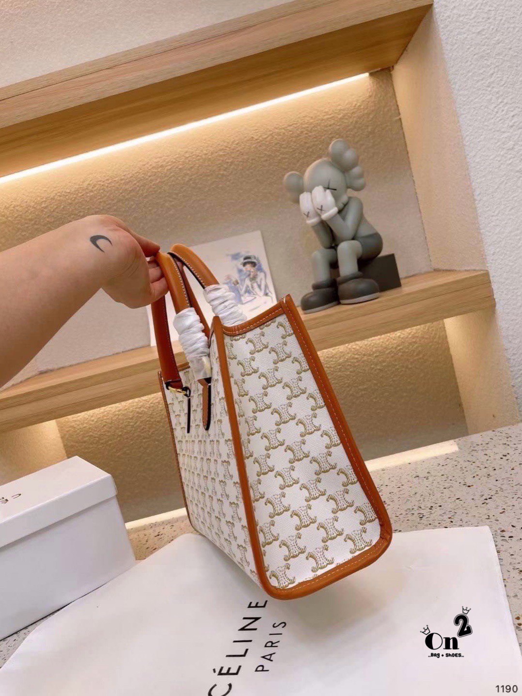 CELINE LARGE TOTE BAG VIP กระเป๋าทรงโท้ท shopping วัสดุ TRIOMPHE CANVAS หนังแท้สวยอยู่ทรงดีไซน์หรูคลาสสิค มาพร้อมTAGสายหนังห้อยกุญแจทอง ภายในโล่งกว้างมีช่องซิป หัวซิปแบรนด์ สามารถใส่เอกสาร A4 หนังสือ ipad Notebook ของใช้ได้เยอะจุใจ หูจับหนังแท้เเข็งแรงจับ