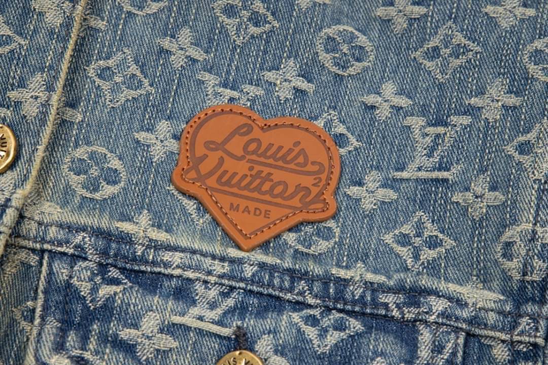 LV Supreme Denim Jacket / Louis Vuitton jacket เกรดออริจินอล มีป้ายแท็กที่คอเสื้อ ใส่ได้ทั้งผู้หญิงผู้ชาย พร้อมส่งที่ไทย ภาพสินค้าถ่ายจากงานขายจริง ใช้งานต่างประเทศได้