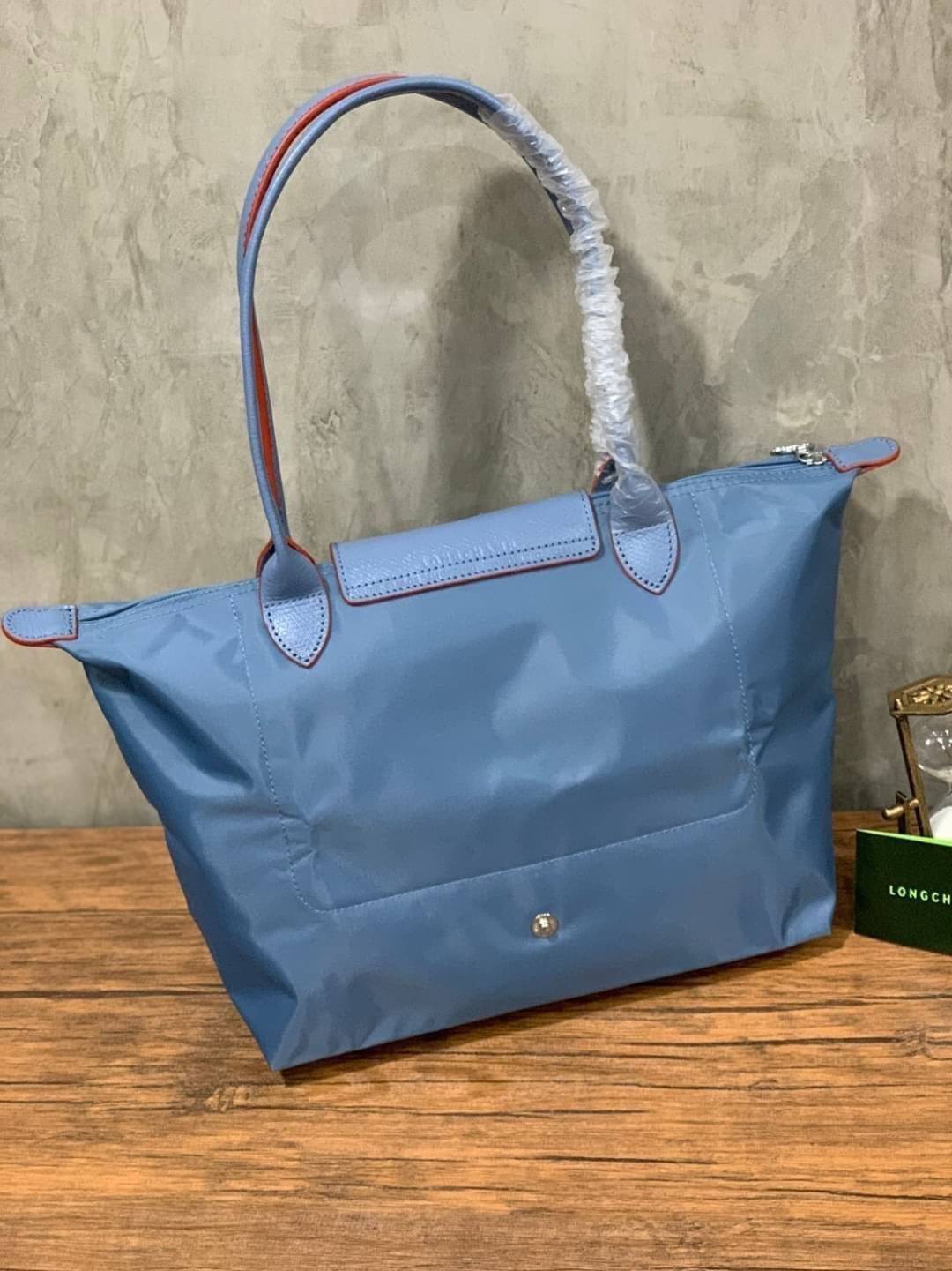 Longchamp LE PLIAGE Club (พร้อมส่ง 8 สี) TOTE BAG S กระเป๋ารุ่นยอดนิยม ที่สาวๆ ต้องมีไว้เก็บไว้สักใบ ด้วยตัวน้ำหนักกระเป๋า Longchamp เบาแสนเบา แต่จุของได้เยอะมาก สำหรับลุคทางการกึ่งลำลอง แฝงความสบาย ยามเดินทาง จุดเด่นอย่างหนึ่งของ กระเป๋าก็คือ สามาถพับเก็