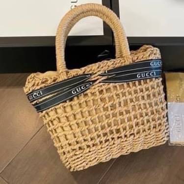 VIP 】กระเป๋าสานมาใหม่Gucci พร้อมสายถักและหูจับ โลโก้แบรนด์ และโบว์แบรนด์ สวยมากค่ะ ขนาด 7”
