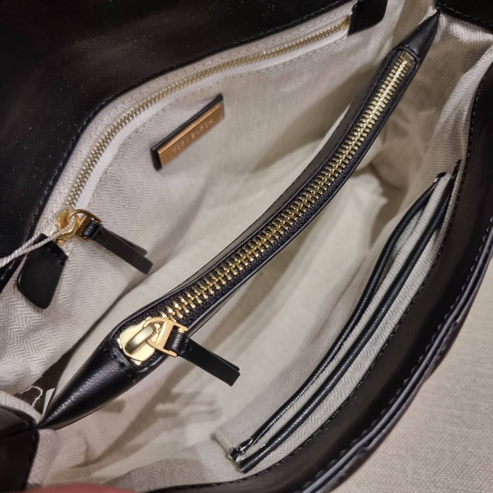 TORY BURCH KIRA CHEVRON CONVERTIBLE SHOULDER BAG กระเป๋าสะพายรุ่นยอดฮิต ไซส์ใหญ่จัดเต็มให้เน้นๆ ใช้ยังไงก็ดูหรู ดีไซน์เฉพาะตัว วัสดุหนังแกะ สัมผัสนิ่ม เปิด-ปิดด้วยกระดุมแม่เหล็ก ภายในเป็นช่องโล่ง แบ่งสัดส่วนไว้ดีมากๆ ใส่กระเป๋าสตางค์ มือถือ เครื่องสำอางค์