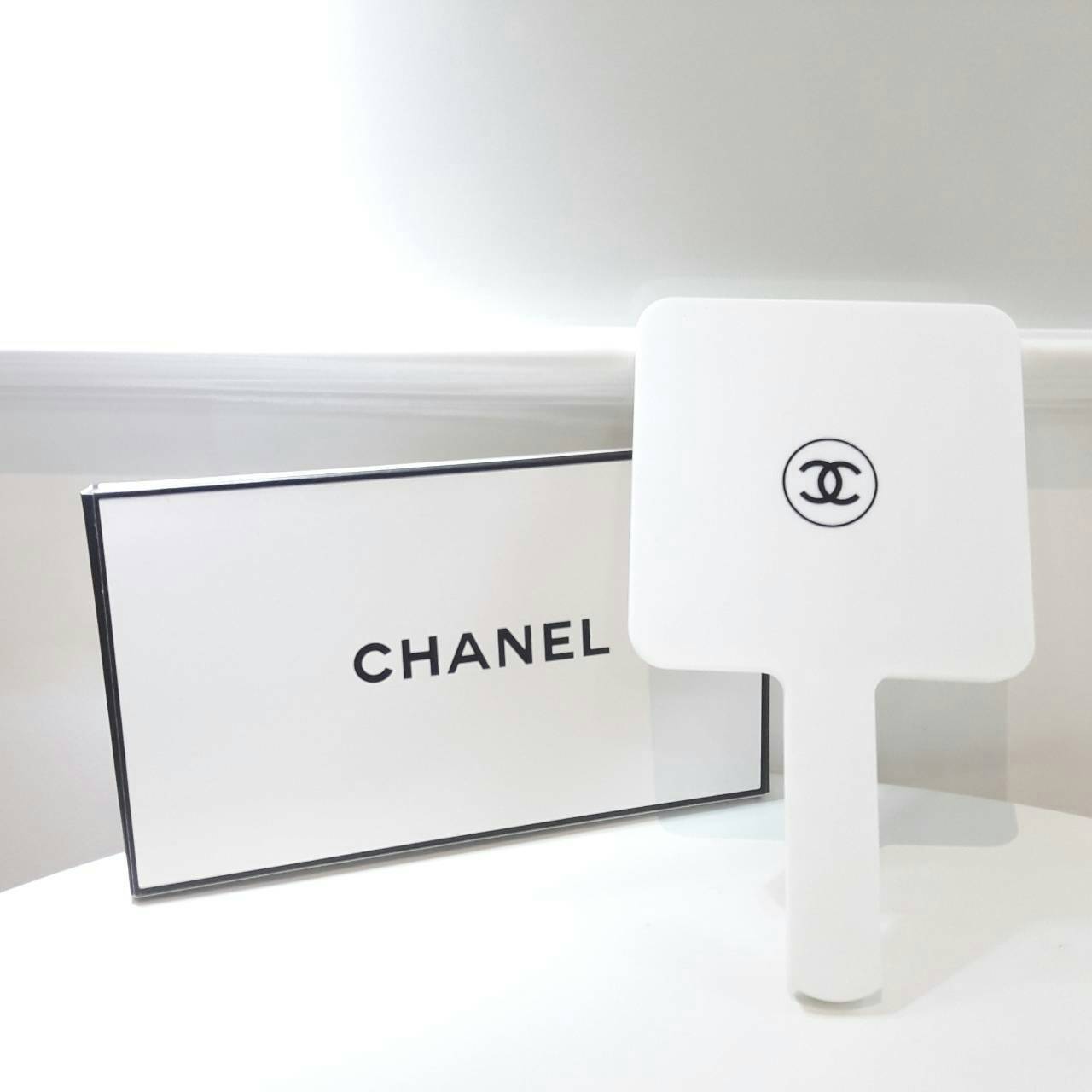 มีกระจกดีดีสักชิ้น ไว้พกติดตัวกันหรือยังคะสาวๆ? ทางร้านขอแนะนำ Chanel xoxo mirror กระจกแบบถือ ของสมนาคุณ จากแบรนด์ เครื่องสำอางค์ Chanel ตัวกระจกมีขนาดกะรัด ถือง่าย พกพาสะดวก ด้านนอกผิวลื่นเคลือบด้านสบายมือ ปั้มโลโก้แบรนด์ ด้านในเป็นกระจกใส จะส่องกี่ครั้ง