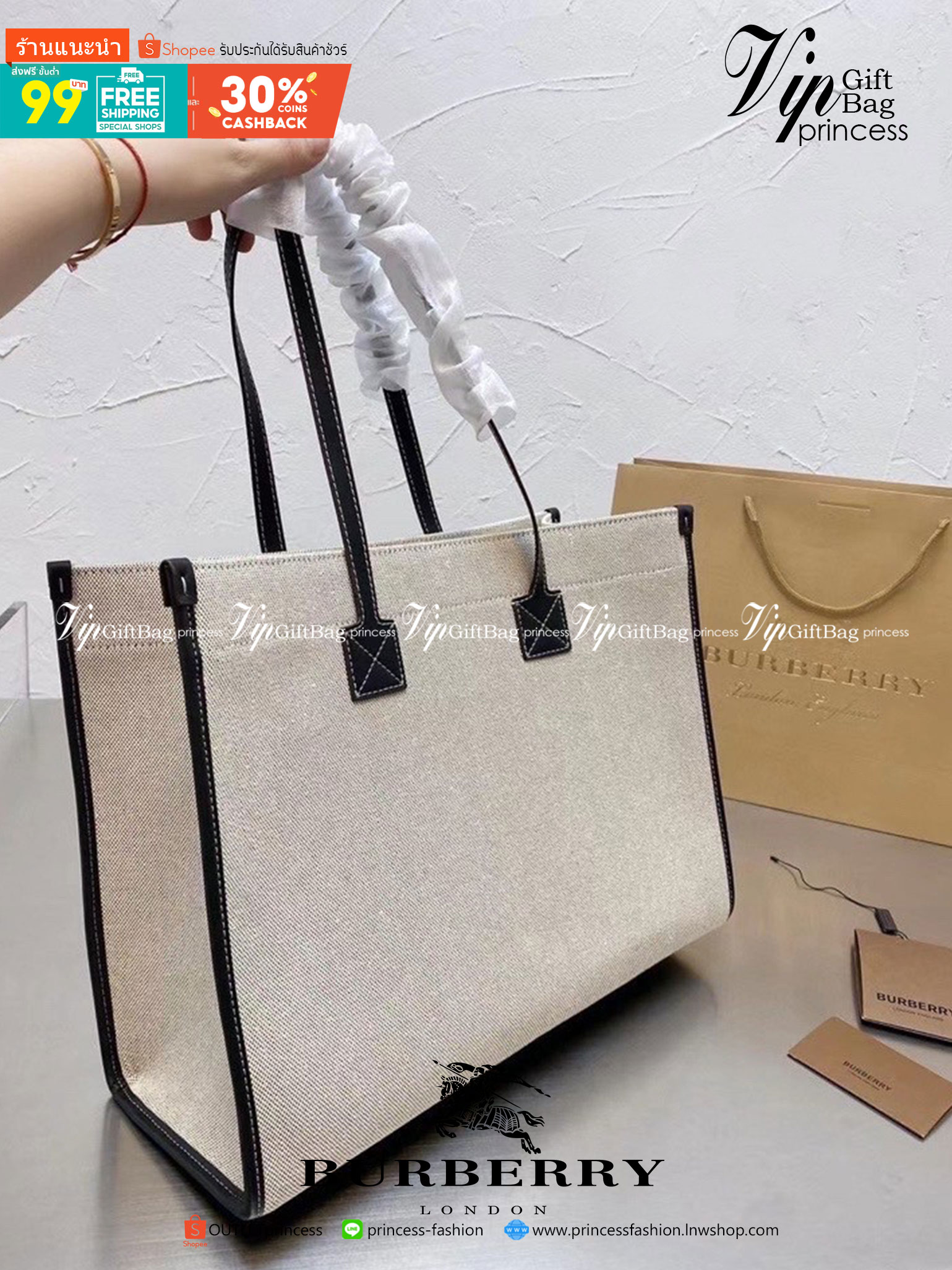 BURBERRY FRAGRANCES VINTAGE SHOLDER BAG กระเป๋าสะพายทรงชอปปิ้ง ผ้าแคนวาสตัดขอบหนัง หน้าพิมพ์โลโก้ ใบใหญ่ทรงสวย การตัดเย็บเดินด้ายสวยงามเลอร์ค่ามากค่าา ดีไซน์สวยอยู่ทรง ภายในโล่งกว้าง สามารถใส่กระเป๋าสตางค์ยาว มือถือ ของใช้ได้เยอะ งานตัวจริงสวยน่าใช้มากค่ะ