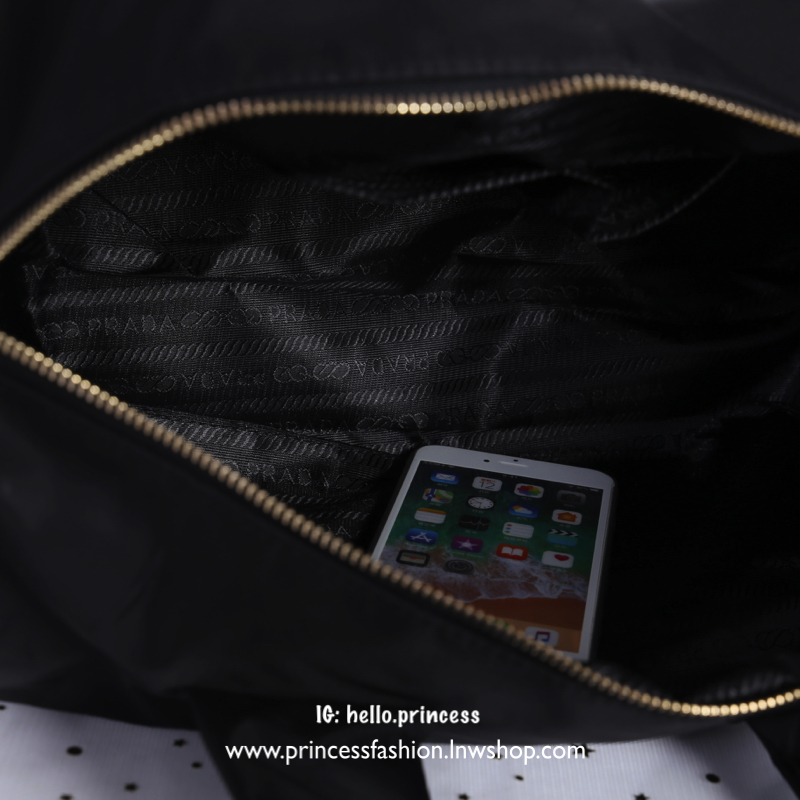 Prada nylon travel bag สินค้า Premium gift 100% กระเป๋าเดินทาง ทำจากวัสดุผ้าไนล่อนคุณภาพดี น้ำหนักเบา อ่ะไหล่ทองสุดหรู ขนาดกำลังดีจุของได้เยอะมาก ด้านข้างมีช่องซิปใส่ของทั้งสองข้าง ซับในอย่างดีพิมพ์ลายแบรนด์สวยๆ มาพร้อมสาย cross body สามารถปรับได้ (ถอดได้