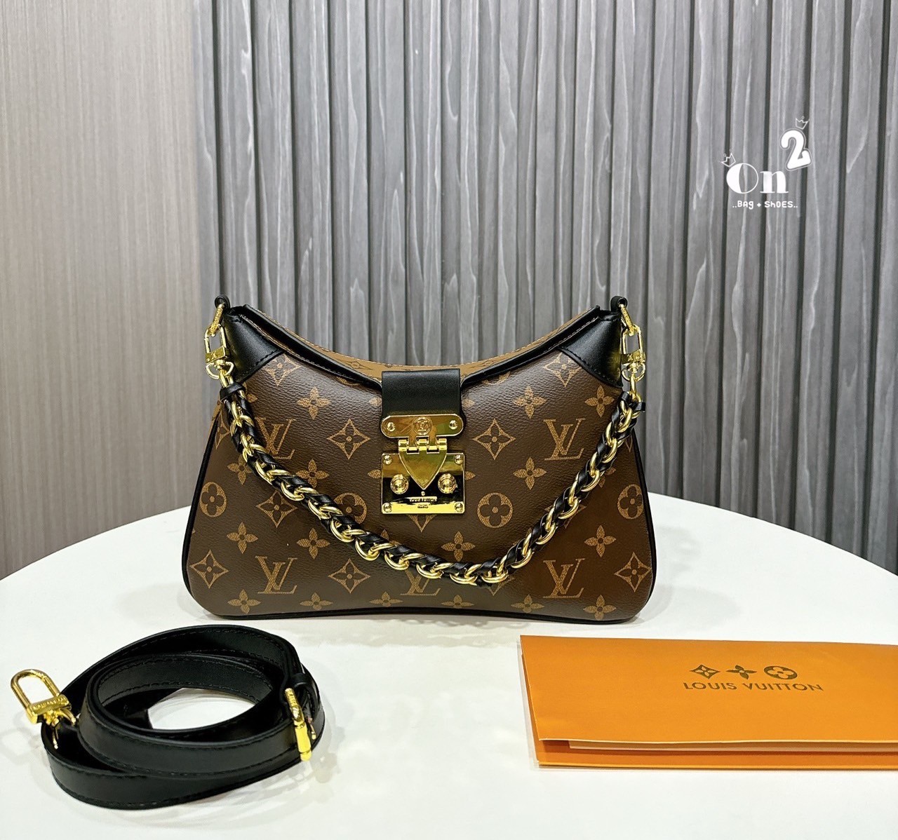 LV Twinny Monogram Reverse Bag กระเป๋าสะพายสุดคลาสสิก สวยหรู แต่งขอบหนังพร้อมตกแต่งตัวล็อกแบบ S Lock สุดไอคอนิกและหูจับสายโซ่ถักอย่างลงตัว มาพร้อมสายสะพายที่ปรับเป็นสายสั้นเพื่อคล้องแขนและสะพายไหล่หรือปรับเป็นสายยาวสำหรับสะพายเฉียง แมตช์ได้กับการแต่งกายทุ