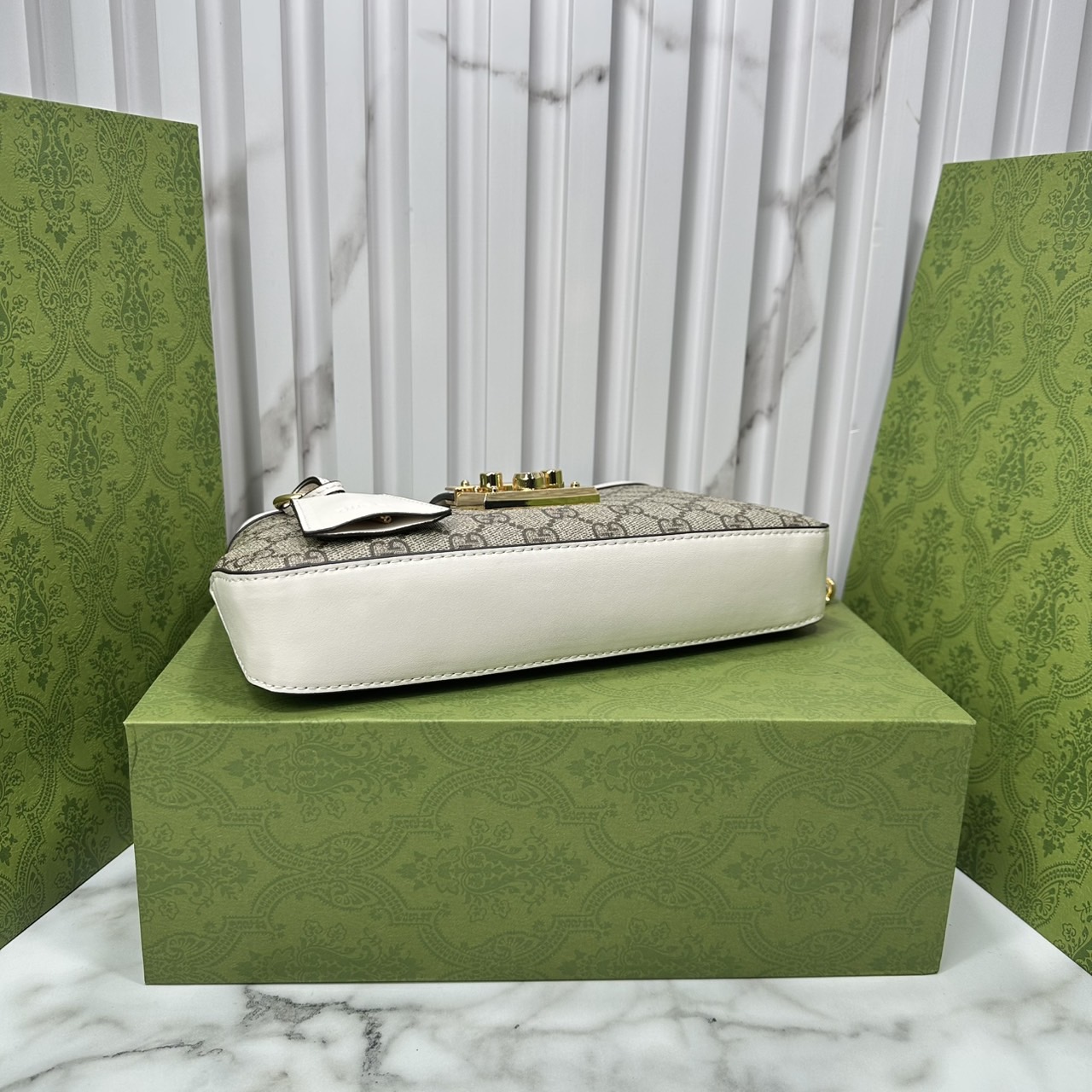 ORI หนังแท้ | GUCCI Padlock Small Shoulder Bag กระเป๋าสะพายทรงสวยวินเทจดีไซน์ไม่ซ้ำใคร หรูล้ำผู้ดี หนังแคนวาสพิมพ์ลายคมชัด ปากกระเป๋ามีแถบหนังคาดและอะไหล่กดล็อค