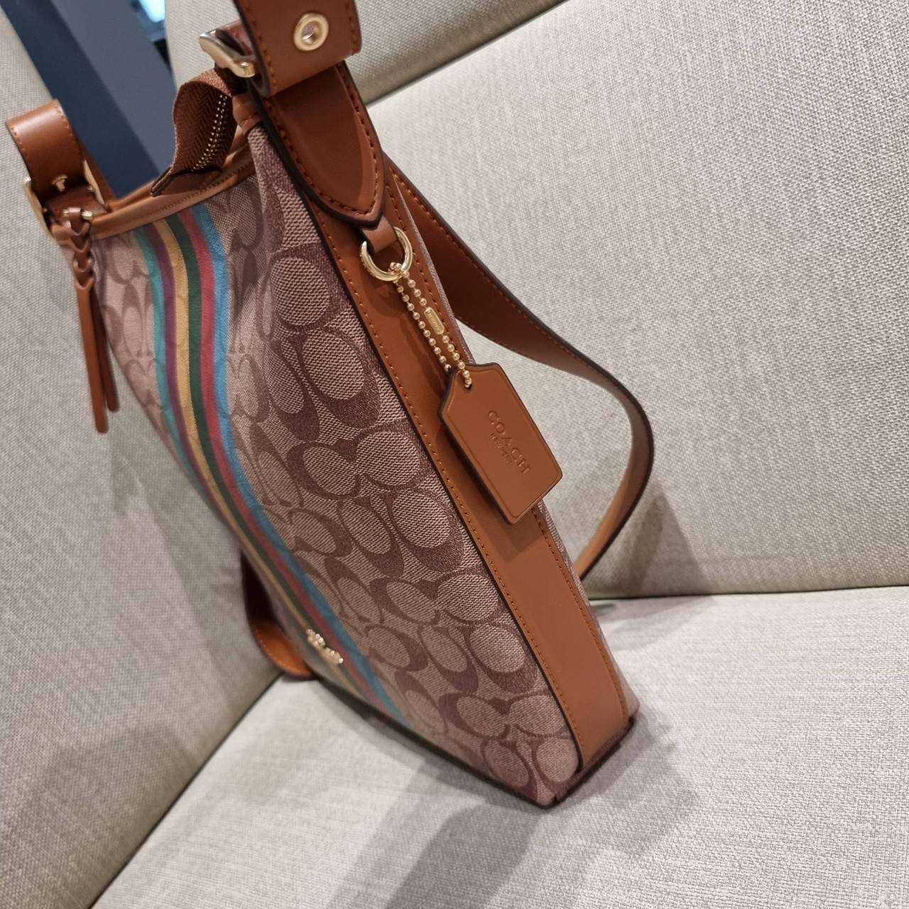 COACH C5641 VAL DUFFLE IN SIGNATURE CANVAS WITH STRIPE ใหม่ล่าสุด กระเป๋าทรงดัฟเฟิล คอลเลคชั่นยอดฮิต สวยโดดเด่น ทรงกระเป๋าไม่ซ้ำใคร แถมยังใส่ของได้จุใจไปอีก วัสดุหนังแคนวาสคุณภาพดี สลับหนังแท้ ด้านหลังมีช่องซิป กระเป๋ามีช่องซิปหลัก ภายในโล่งกว้าง สายสะพาย