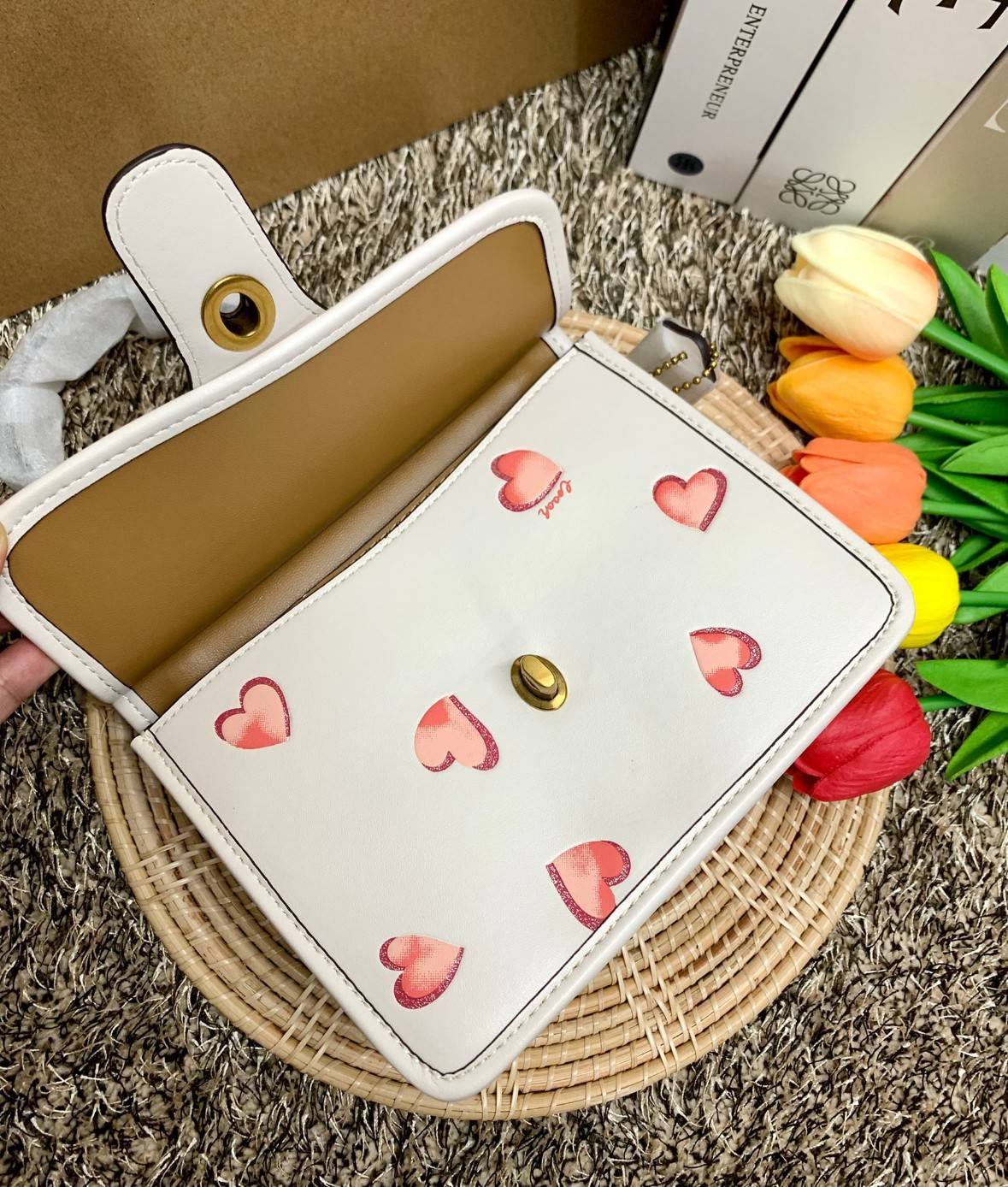 COACH LIMITED EDITION WILLIS TOP HANDLE 18 WITH HEART PRINT ((c3919)) พร้อมส่งที่ไทย ได้ไปหลงรักแน่นอนค่ะ! กระเป๋าหิ้วหรือสะพายข้าง หนังแท้นิ่มสวยงาม ❤️จุดเด่นคือตัวกระเป๋าปริ้นลายหัวใจทั้งใบ ดูหวานน่ารักมากๆค่ะ เปิดปิดกระเป๋าแบบหมุนล็อค ภายในมีช่อ