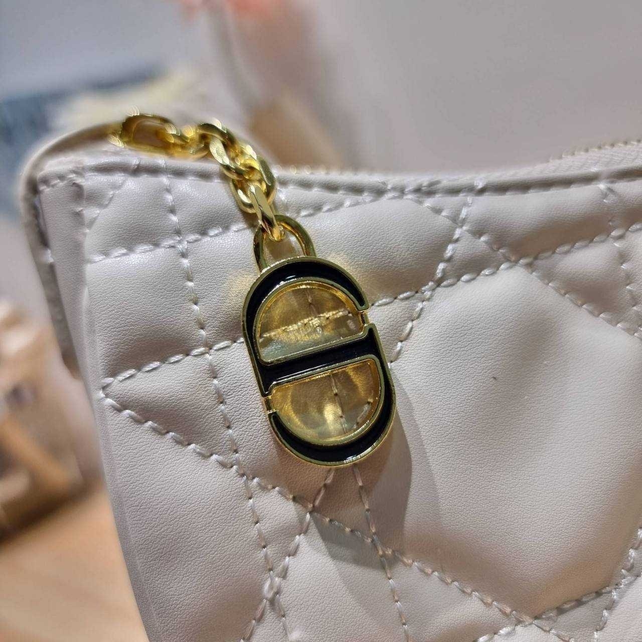 Dior White Supple Macrocannage / CD LOUNGE BAG กระเป๋าสะพายทรงพอช สวยหรู ดีไซน์เรียบ แต่ดูแพง