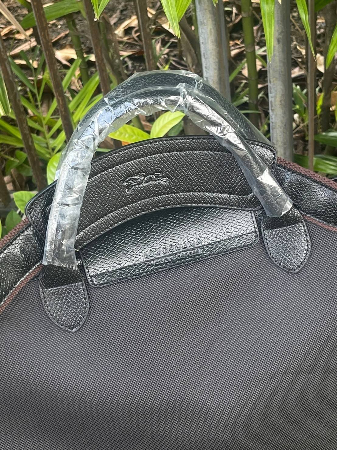 LONGCHAMP BOXFORD TRAVEL BAG L กระเป๋าเดินทางขนาดใหญ่ มาพร้อมสายสะพายที่สามารถถอดได้ ให้คุณเลือกสะพายไหล่หรือถือได้ มีซิปรูดเปิดปิดกระเป๋าที่ให้คุณมั่นใจได้ว่าคุณจัดเก็บไอเท็มของคุณได้อย่างมิดชิด บ็อคฟอร์ด (BOXFORD) สะท้อนความเป็นเอกลักษณ์ของแบรนด์ที่เปี่