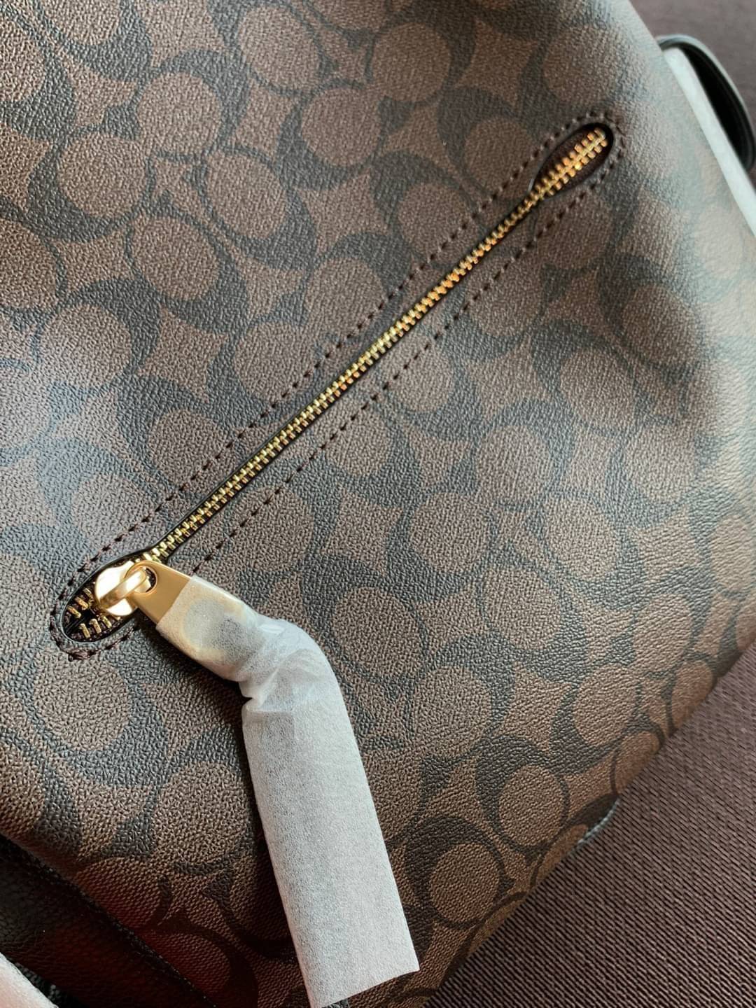 COACH PENNIE SHOULDER BAG ((C1523)) ✔️กระเป๋าหิ้ว//คล้องไหล่//สะพายข้างได้ สุดคุ้ม! ✔️ใบใหญ่ ทรงสวยใส่ของได้จุมาก หนังแท้ หนังนิ่ม สัมผัสแล้วหลงรักแน่นอนค่ะ ✔️ปากกระเป๋ากว้าง ล้วงหยิบของสะดวกมากๆ ภายในกระเป๋าโล่งกว้าง สัมภาระเยอะๆหายห