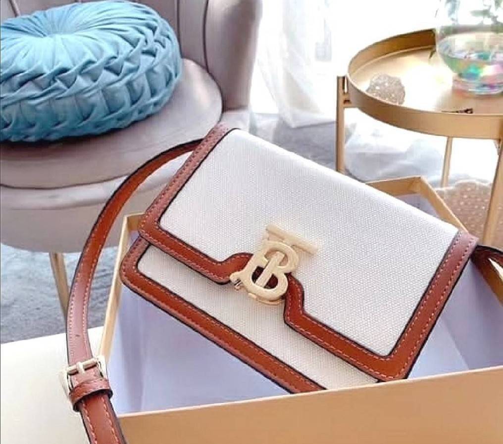 BURBERRY FRAGRANCES CROSSBODY BAG VIP GIFT WITH PURCHASE (GWP) พรีเมี่ยมกิ๊ฟ Limited Edition จากน้ำหอม BURBERRY วัสดุ Canvas & Leather ทรงเหลี่ยมสวยหรูอยู่ทรงมีโลโก้แบรนด์ด้านหน้า