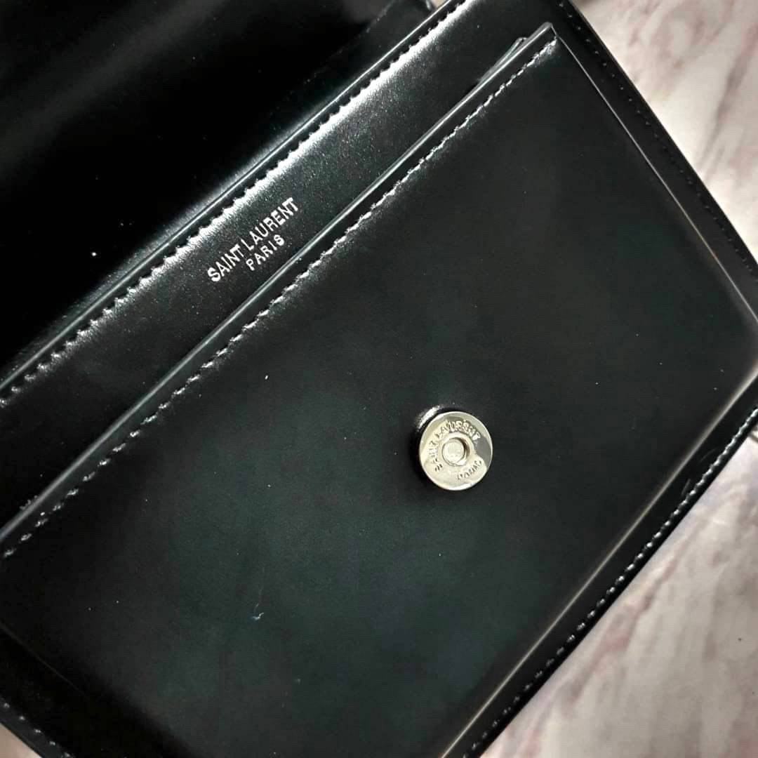 YVES SAINT LAURENT YSL BAG VIP GIFT WITH PURCHASE (GWP) พรีเมี่ยมกิ้ฟ Limited Edition จาก YSL DUTY FREE COUNTER วัสดุหนังแท้ Calfskin ทรงสี่เหลี่ยมหนังสวยหรูอยู่ทรงเปิดปิดด้วยกระดุมแม่เหล็ก ภายในโล่งมีช่องหลัก และช่องย่อยสามารถใส่มือถือของใช้จุกจิกได้เยอะ