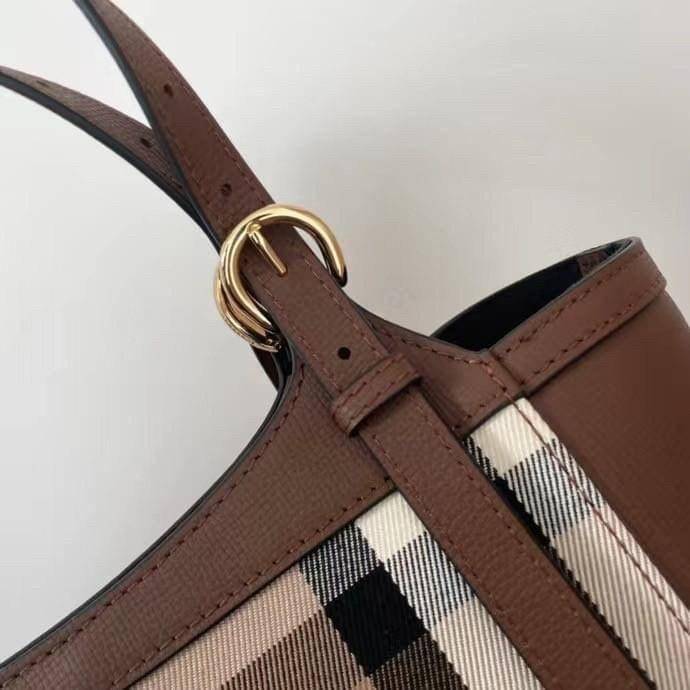 Burberry House Check Derby Canterbury Leather Tote / Burberry Tote Bag กระเป๋าถือหรือสะพายไหล่ วัสดุ canvas +หนังแท้ ภายในโล่ง มี1ช่องซิปและ2ช่องเล็กใส่ตังค์ใส่บัตร น้ำหนักเบา จุของได้เยอะ ครบจบใบเดียวทั้งเที่ยวและไปทำงานคุ้มสุดๆ ไม่ควรพลาดเลยค่า