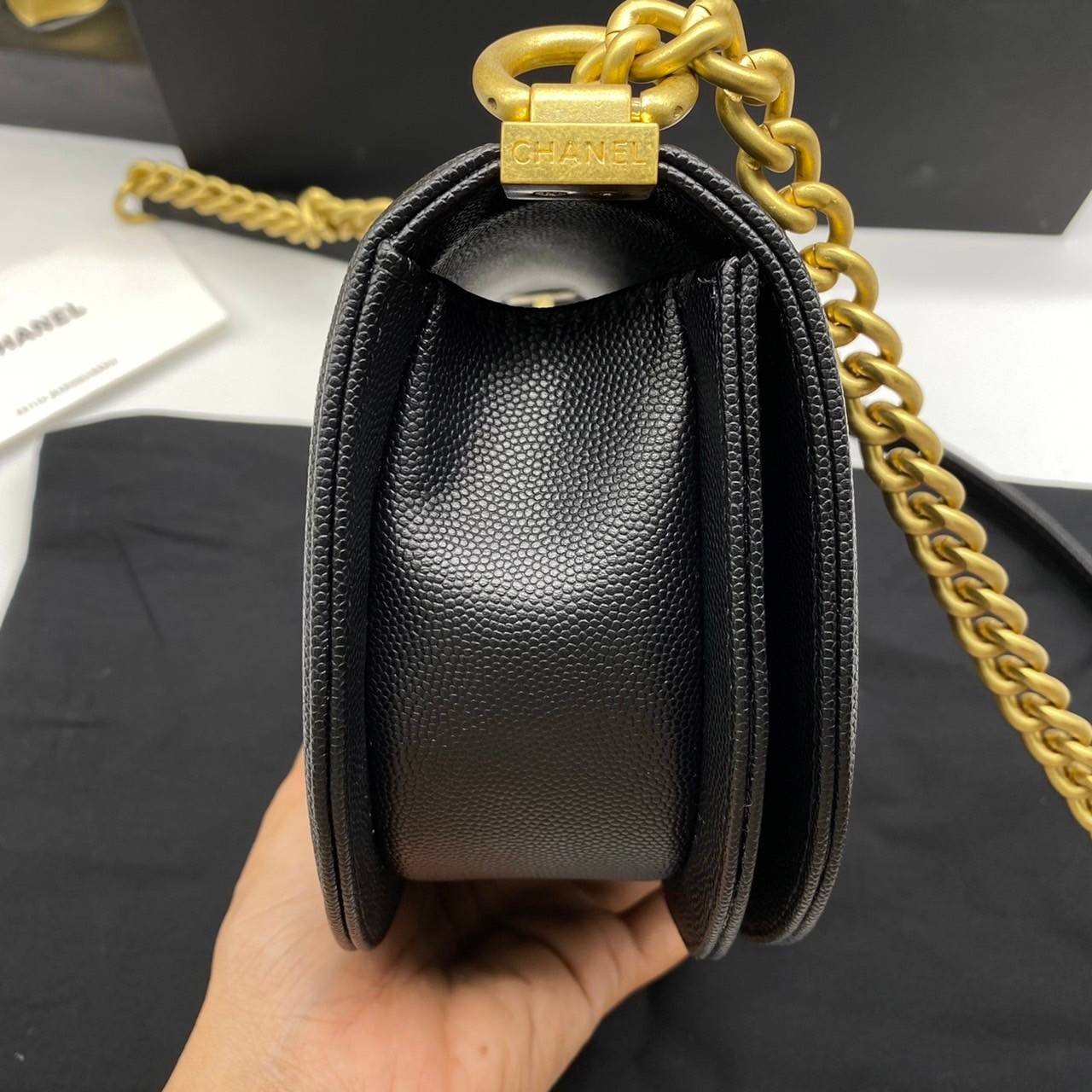 Chanel small boy messenger bag black caviar / Chanel 22A Boy 8" เกรดออริจินัล กระเป๋าสะพายทรง BOY Half Moon จากคอลเลคชั่น 22A รูปทรงโค้งเป็นตัว U ไซส์เล็ก หนังคาเวียสีดำ อะไหล่ทอง สวยเก๋มากๆ เลยค่ะ สายยาวสะพาย crossbody ได้นะคะ หรือจะทบสายแล้วสะพายแบ