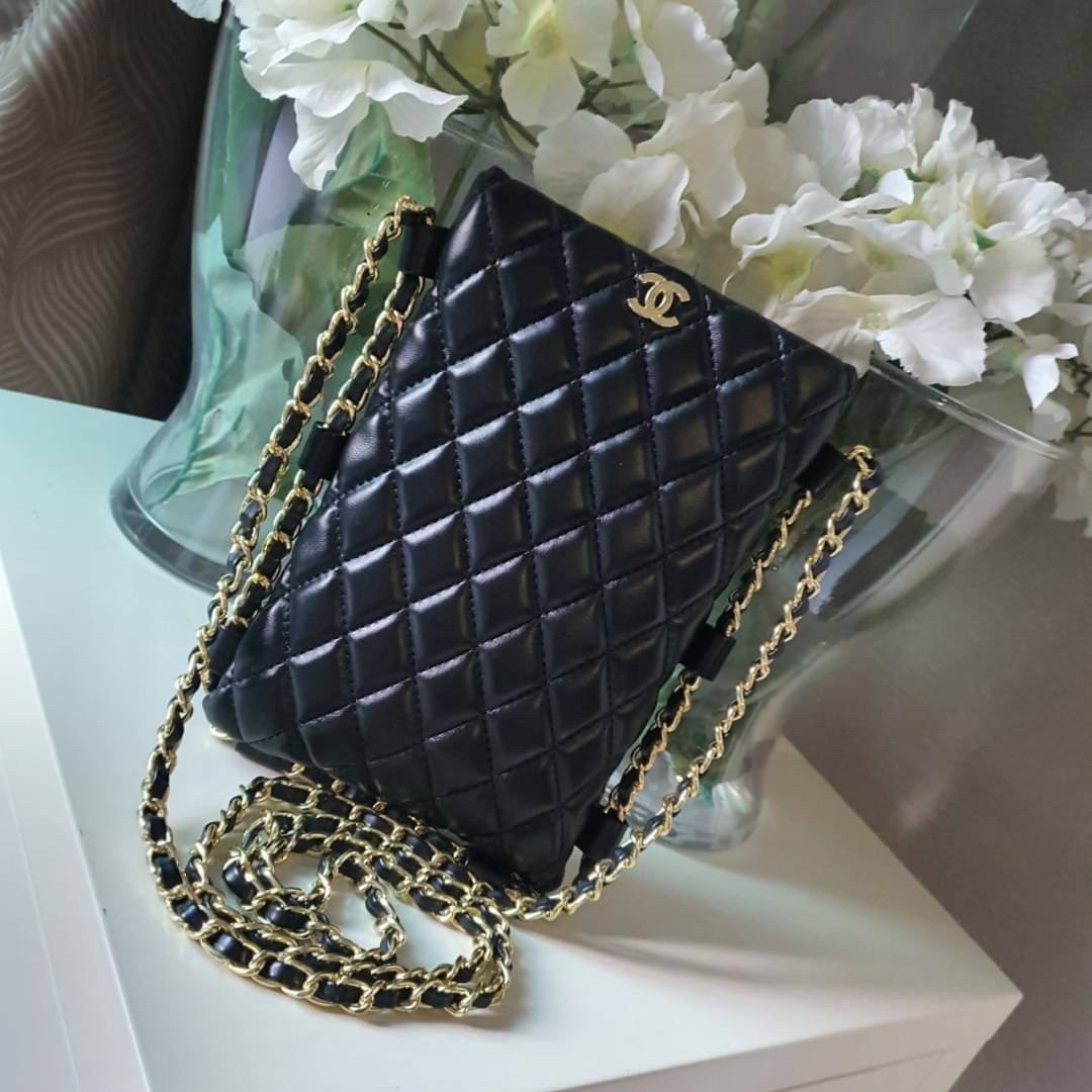 Chanel classic mini quilted with leather chain / CHANEL VIP GIFT CROSSBODY CHAIN BAG / Chanel Phone Bag กระเป๋าทรงสะพายข้าง ที่กำลังมาแรงมาในตอนนี้ ตัวกระเป๋าเป็นกระเป๋าสตางค์หนังพียูพรีเมี่ยม อะไหล่ทองทั้งใบ ด้านหน้าประดับโลโก้ CC สุดหรู