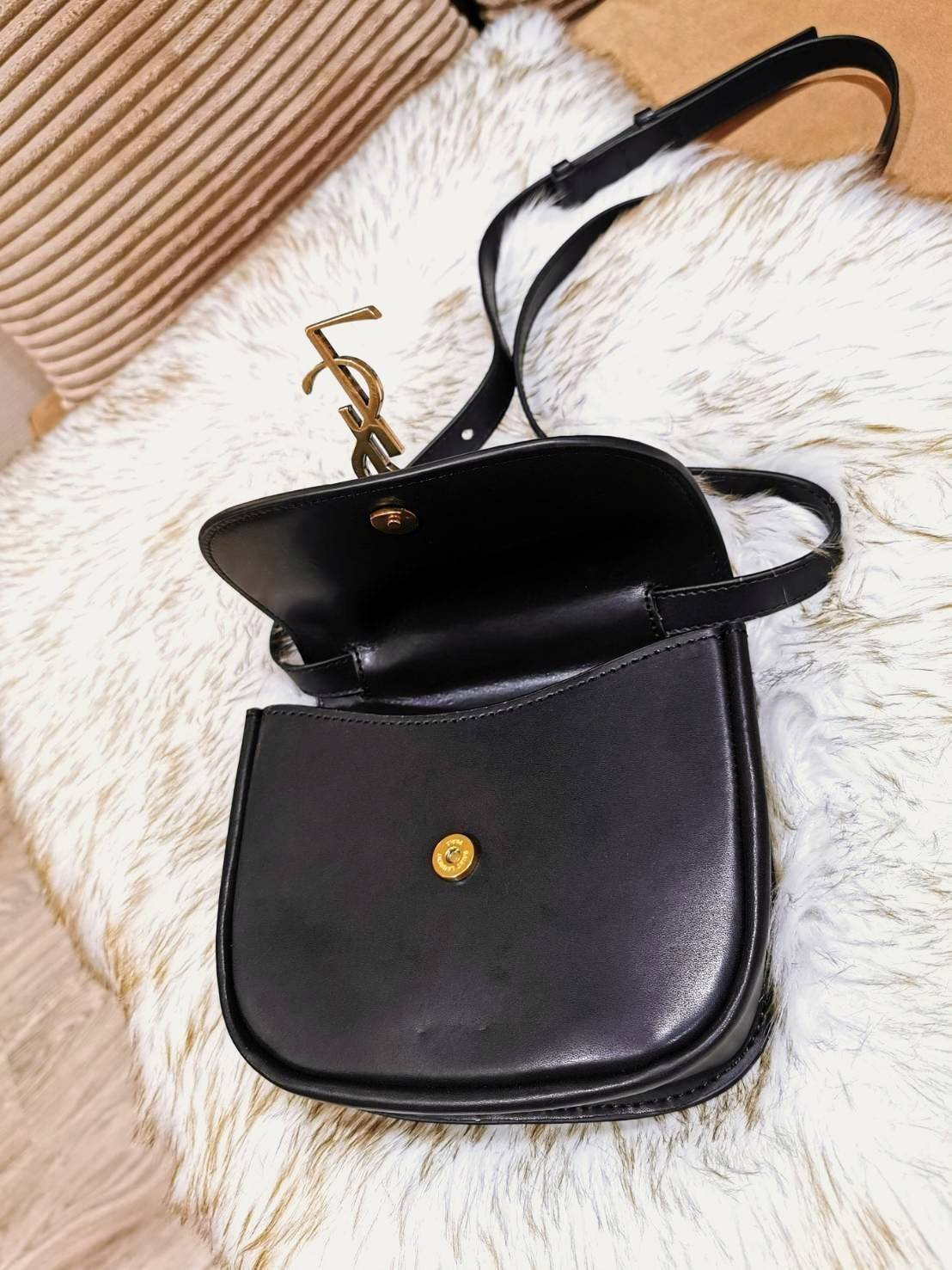 VIP 🥂 สีใหม่พร้อมส่ง! Saint Laurent Kaia Small YSL Plaque Leather Cross Body Bag / YVES SAINT LAURENT YSL BAG VIP วัสดุ Calfskin หนังเรียบอยู่ทรงเปิดปิดด้วยฝาปิดโลโก้แบรนด์อะไหล่ทอง ภายในโล่งมีโลโก้และช่องย่อยสามารถใส่มือถือของใช้จุกจิกได้เยอะ สาย