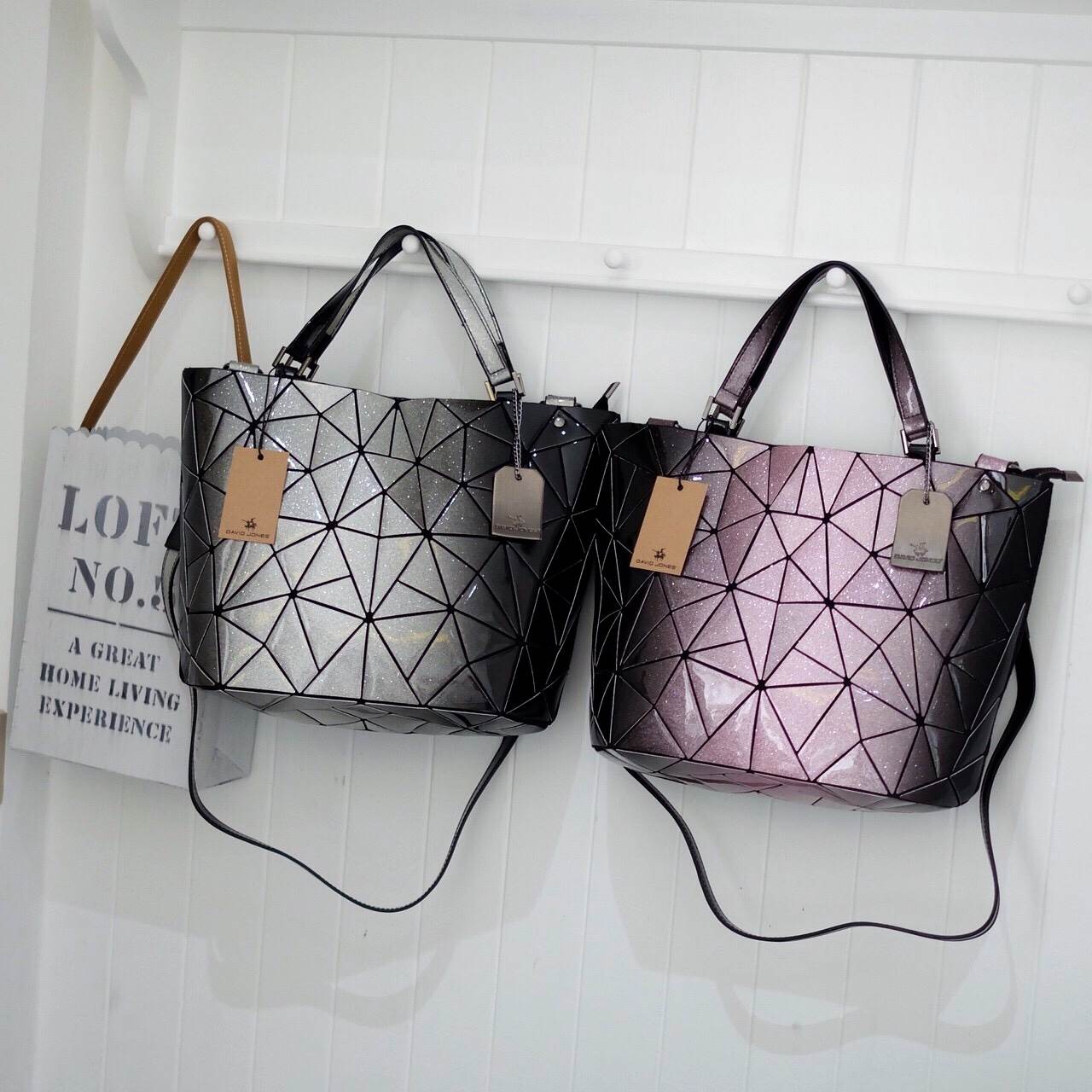 ใหม่ ล่าสุด Mix shade colors !! Tone สี Limited พิเศษที่ สวยไม่ซ้ำใคร แถมยังลาย หายาก ❤️ปรับทรงได้ 2 แบบ น่ารักมาก ค่า ( เนื่องจากสีเฟด ดังนั้นแต่ละใบลายสีอาจจะมีความแตกต่างกัน ) แต่ยังคงสวย แน่นอนค่า 👉🏻👉🏻กระเป๋า จาก