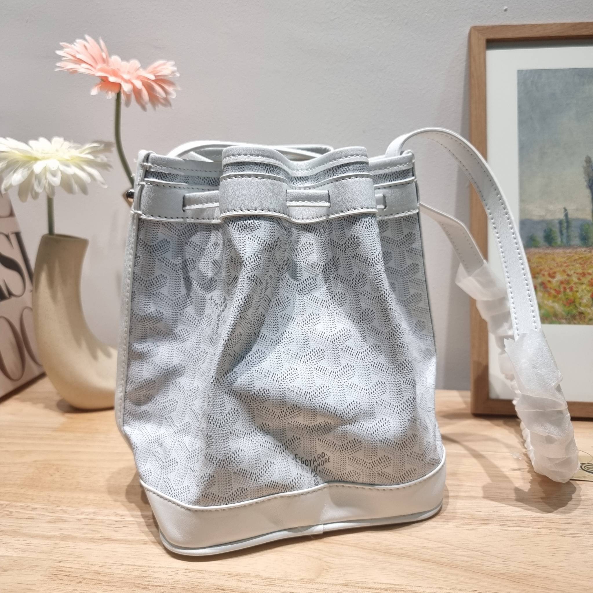 GOYARD PETITE FLOT BUCKET BAG กระเป๋าสะพายทรงบัคเก็ต ที่ดีไซน์สะดวกต่อชีวิตมาก รูปทรงคลาสสิค ดีไซน์เป็นเอกลักษณ์ สดใสทุกสี ดูผู้ดีในตัว วัสดุหนังแคนวาสพิมพ์ลายสวยคม ปากกระเป๋ารูดเปิด-ปิดได้ตามชอบ ภายในเป็นช่องโล่ง ใส่กระเป๋าสตางค์ มือถือ ได้ครบถ้วน มาพร้อ