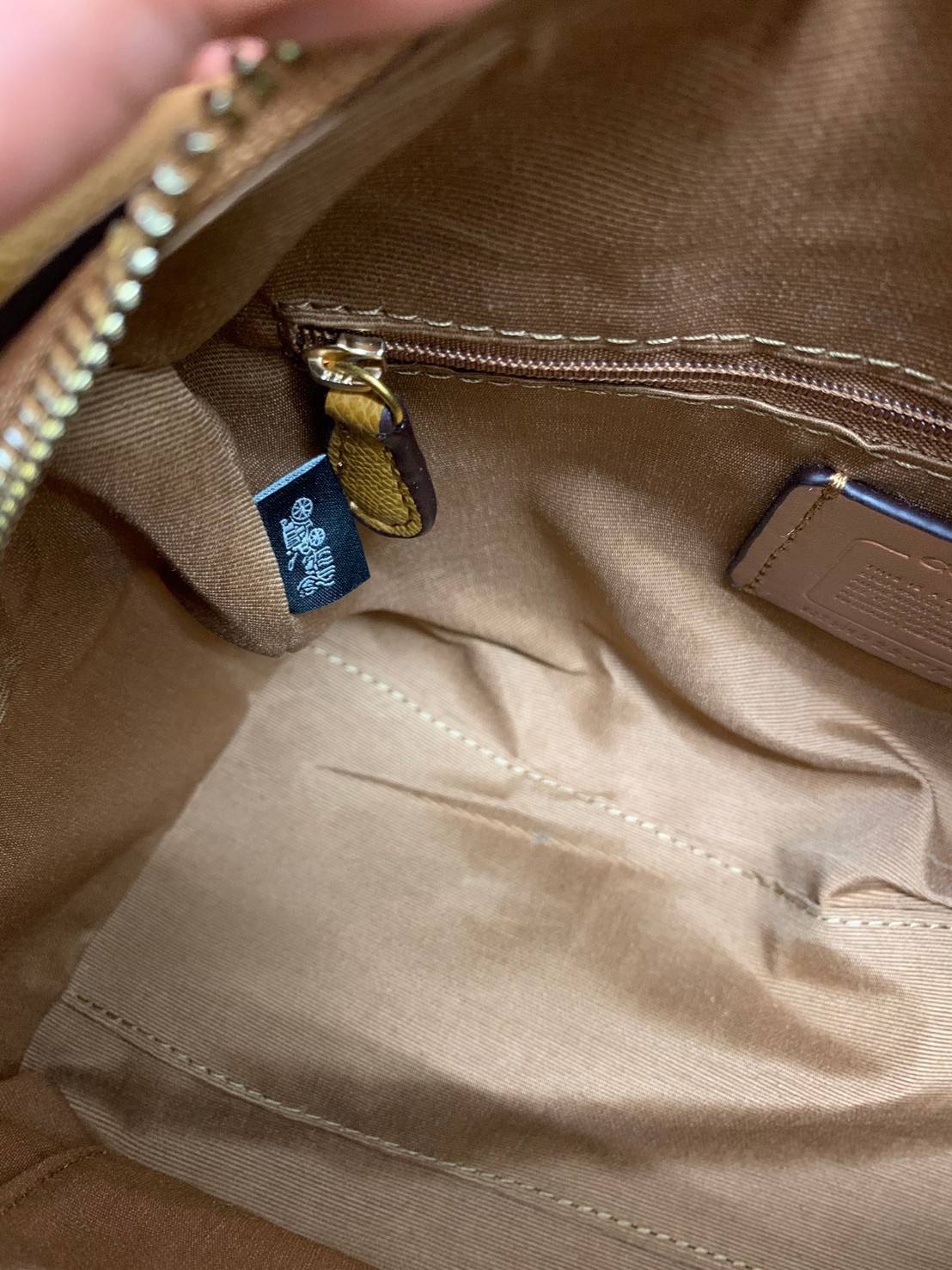 COACH ROWAN SATCHEL BAG ((79946)) กลับมาอีกครั้ง พร้อมสีหายากค่ะ! กระเป๋าหิ้วทรงหมอนสุดฮิตของสาวๆ//สะพายข้างได้ หนังแท้ ลายหนังสวย ทรงสวย ด้านหน้ามีช่องซิปให้หนึ่งช่อง เปิดปิดช่องหลักแบบซิป ภายในกว้างใส่ของจำเป็นของสาวๆได้ครบ มีช่องเล็กและช่องซิปใส่ของจุก