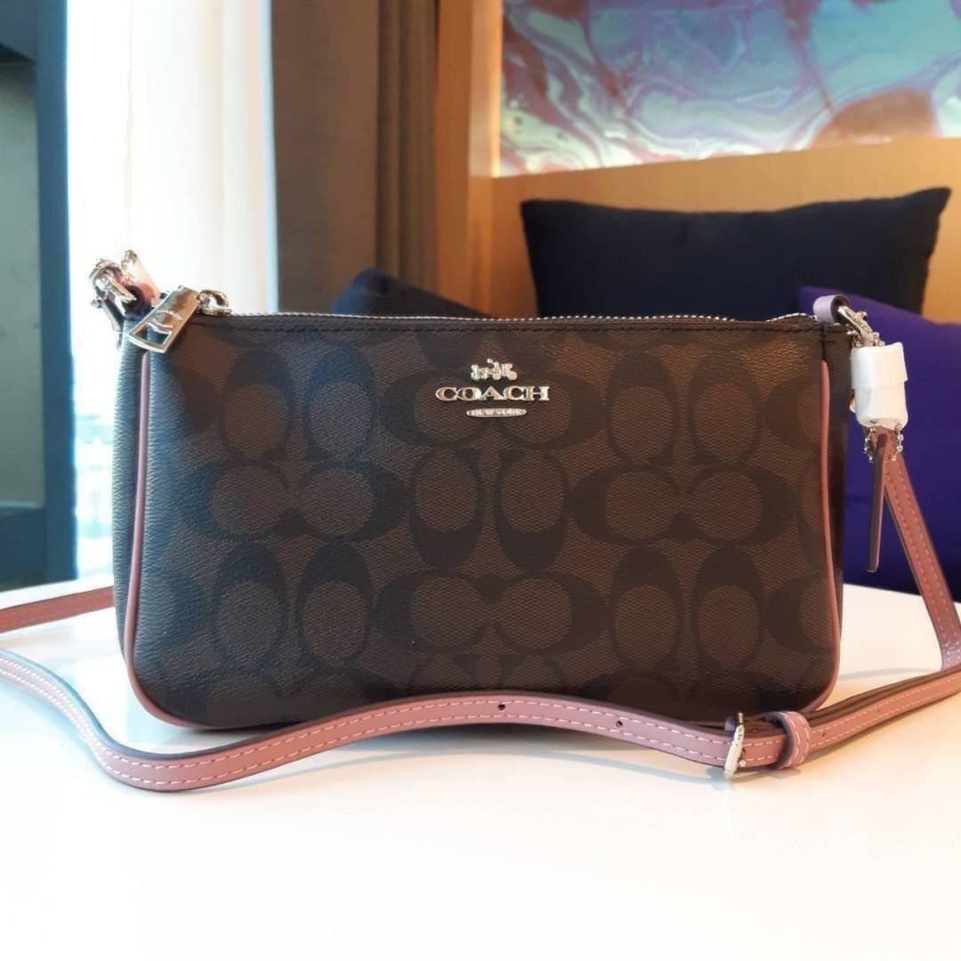 COACH F58321 TOP HANDLE POUCH อีกรุ่นฆ่าไม่ตาย!! 😎 ขายดีขายหมด ขายรวยขายปังๆ!! กระเป๋าพอชจากโค้ช ทรงใช้งานง่าย สะดวก กะทัดรัด วัสดุหนังแคนวาสเคลือบคุณภาพดี มาพร้อมสายคล้องในตัว และสายสะพาย crossbody ปรับเปลี่ยนได้ตามสไตล์ อีกหนึ่งไอเท็มที่สาวๆต้อง