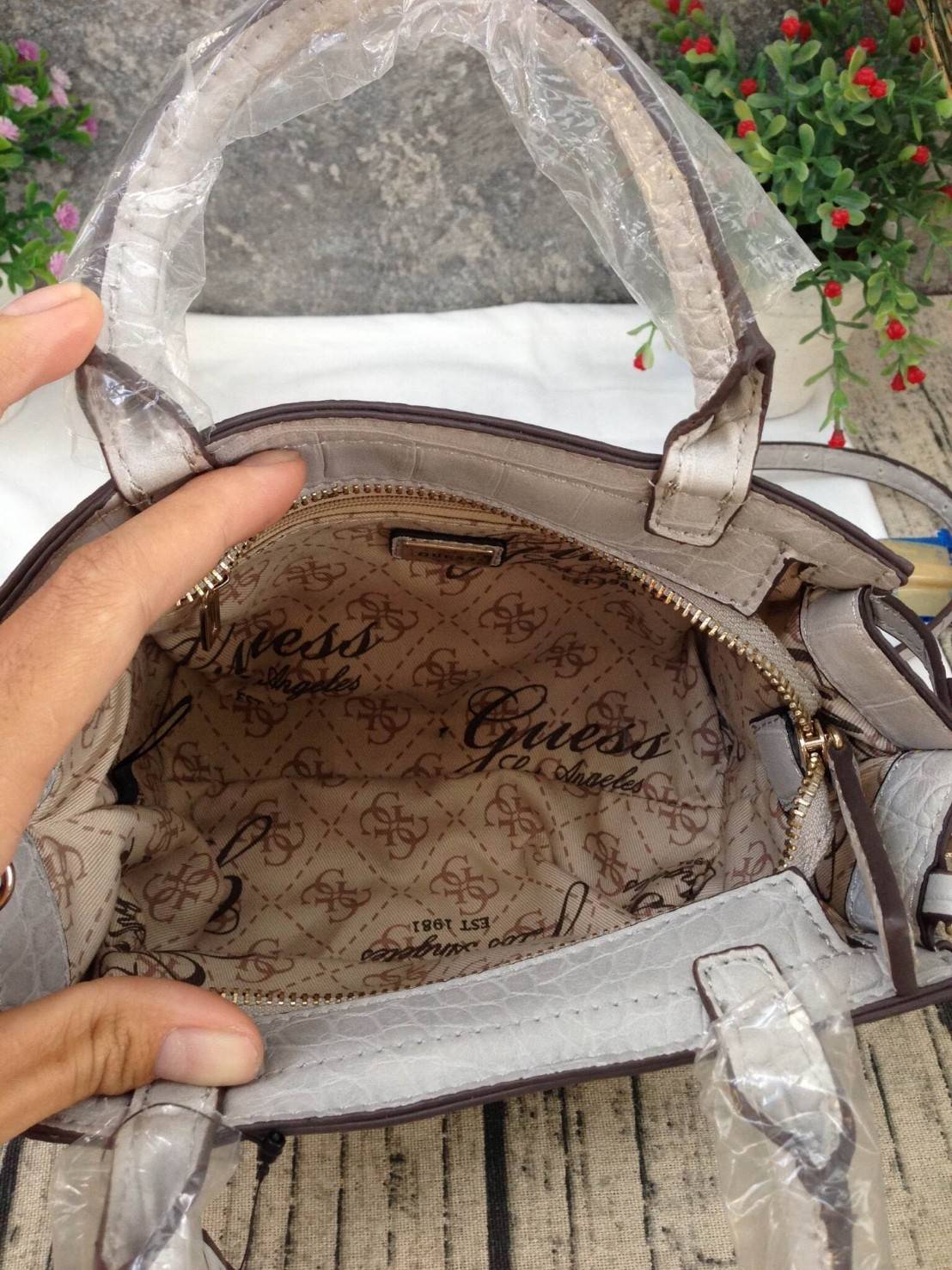 GUESS Cate Mini Series Crocodile New Collection!! กระเป๋าถือหรือสะพายลายหนังจระเข้สวยอยู่ทรง ดีไซน์หรูหรา เปิดปิดด้วยซิปคุณภาพดี ภายในโล่งจุพอประมาณ มีช่องซิปเล็กเปิดปิดง่าย ผ้าบุลายแบรนด์สวย สายสะพายปรับระดับได้ รุ่นนี้สวย หายาก ใช้ได้หลายโอกาสแน่นอน สาว