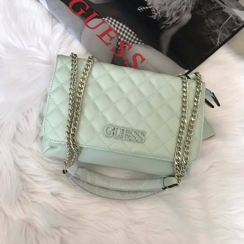 Guess Elliana Convertible Flap Over Crossbody กระเป๋าสะพายรุ่นใหม่จาก Guess factory รุ่นนี้สามารถสะพายได้ทั้งสายคู่และสายเดี่ยว สายสะพายโซ่ต่อหนังไม่เจ็บบ่า ด้านหน้าประดับtagโลหะหุ้มหนังถอดออกได้ วัสดุหนังpu ลายตาราง เรียบนิ่ม เปิดปิดกระเป๋าด้วยกระดุมแม่เ