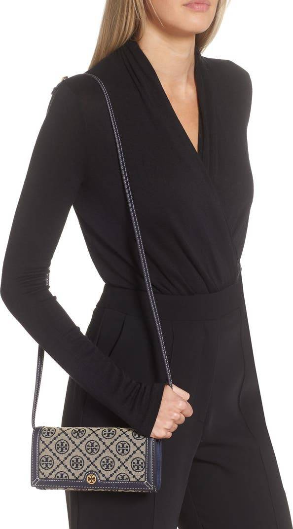 TORY BURCH T MONOGRAM JACQUARD CROSSBODY WALLET best seller ของคอลเลคชั่นนี้ ต้องไม่พลาด กับกระเป๋าสะพายกึ่งกระเป๋าสตางค์ ที่ช่วยให้ชีวิตง่ายขึ้น วัสดุผ้า jacquard ตัดสลับหนังแท้ เปิด-ปิดแบบฝาปิดแม่เหล็ก ภายในใส่ธนบัตรได้ มีช่องใส่บัตร และยังมีช่องซิปอีกด