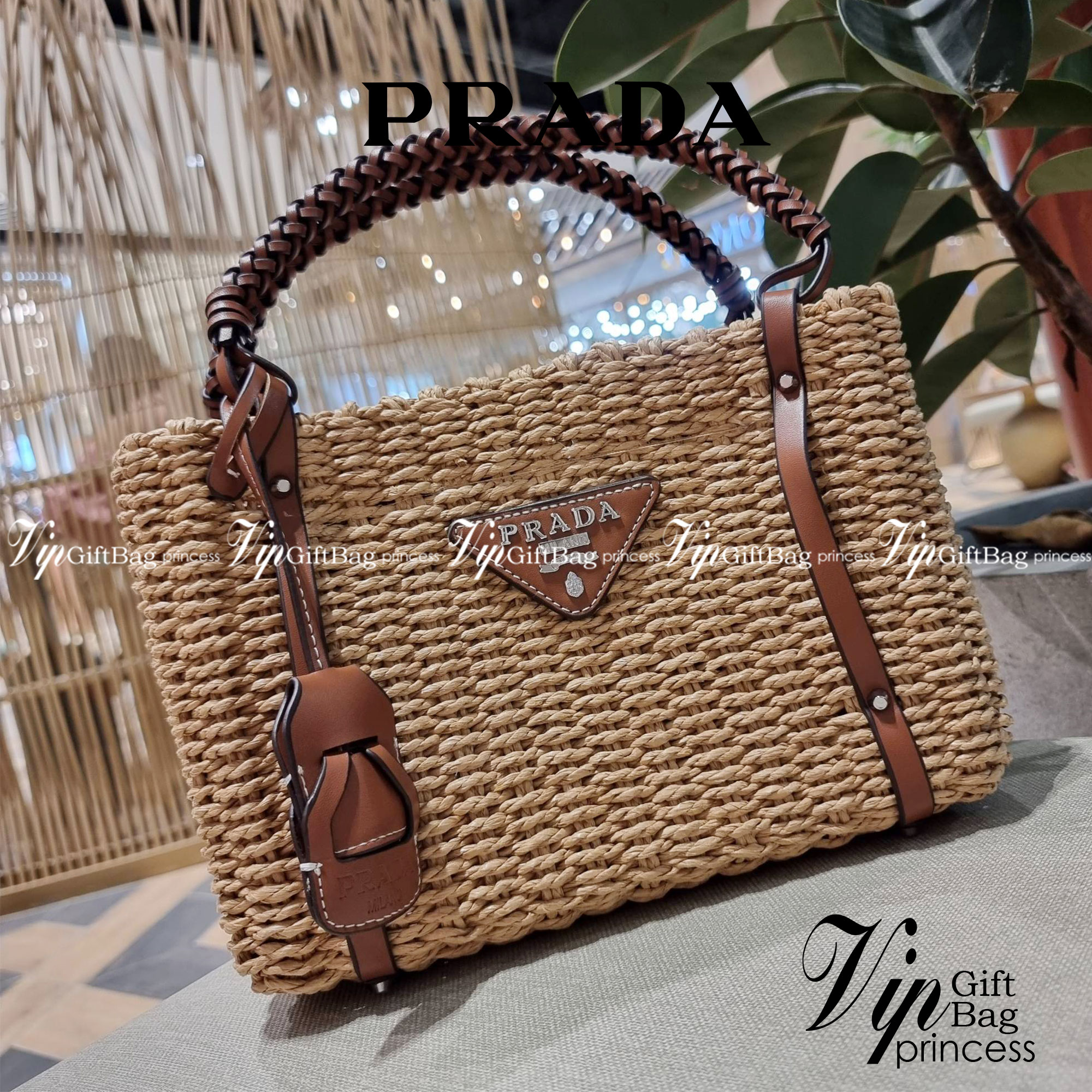 PRADA CORN HUSK AND LEATHER TOTE ธรรมชาติเป็นหนึ่ง!! กับอีกไอเท็มรักษ์โลก ด้วยดีไซน์ล้ำทันสมัย ผสานกับวัสดุจากธรรมชาติ ออกมาเป็นลายสานที่สวยหรู ไม่กระด้าง กระเป๋าทรงโท้ท ขนาดกำลังสวย มาพร้อมหูจับในตัว มีซิปรูปเปิด-ปิดที่ปากกระเป๋า ภายในโล่งกว้าง ใส่ของได้