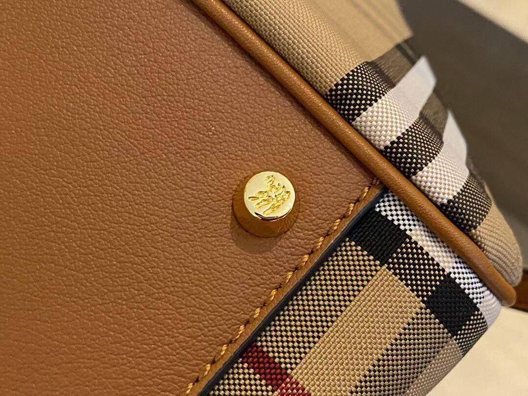 พรีเมี่ยมกิ๊ฟแท้ 100% 】BURBERRY TOTE VINTAGE BAG VIP GIFT WITH PURCHASE (GWP) พรีเมี่ยมกิ๊ฟ Limited Edition จากBURBERRY วัสดุหนังCANVASสลับหนัง เปิดปิดด้วยกระดุมแม่เหล็ก ภายในมีช่องใส่ของโล่งกว้าง