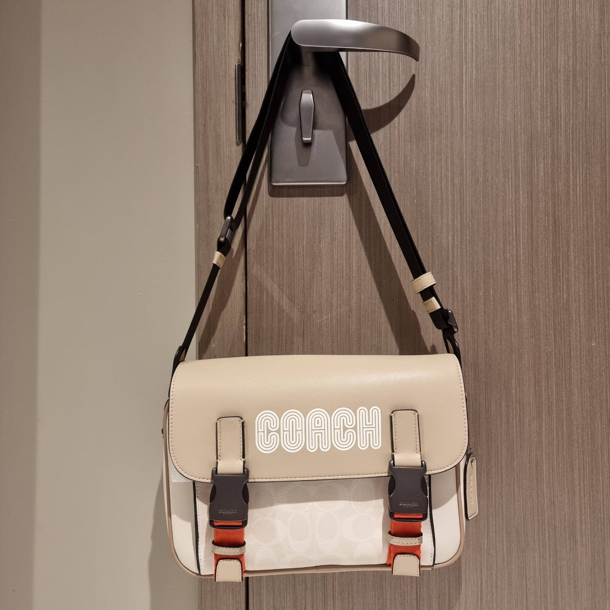 COACH TRACK CROSSBODY IN COLORBLOCK WITH COACH PATCH C6657 C8128 หล่อบอกต่ออีกหนึ่ง กระเป๋าสะพายทรงแมสเซ็นเจอร์ รุ่นเอาใจหนุ่มๆ ที่สาวๆก็อยากใช้!! ด้วยดีไซน์สีคัลเลอร์บล็อคที่โดดเด่น ทำให้ดูน่าใช้งาน วัสดุหนังแท้ สวยคมซ่อนหรู ฝากระเป๋ามีตัวล็อคแน่นหนา เปิ