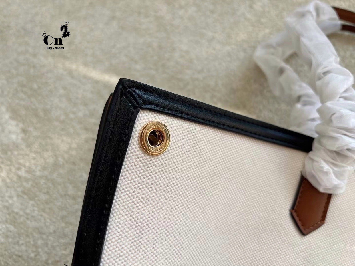 VIP 🥂 Burberry tote bag / BURBERRY FRAGRANCES TOTE BAG กระเป๋าสะพายทรงโท้ทผ้าแคนวาส ตัดขอบหนัง การตัดเย็บเดินด้ายสวยงามเลอร์ค่ามาก ดีไซน์สวย ทรงหรูดูไฮ รุ่นหายาก เป็นอีกหนึ่งรุ่นที่ดาราเซเลป ใช้กันเยอะมาก ประดับกระดุมแบรนด์สีทอง ที่มุมปากกระเป๋าทั