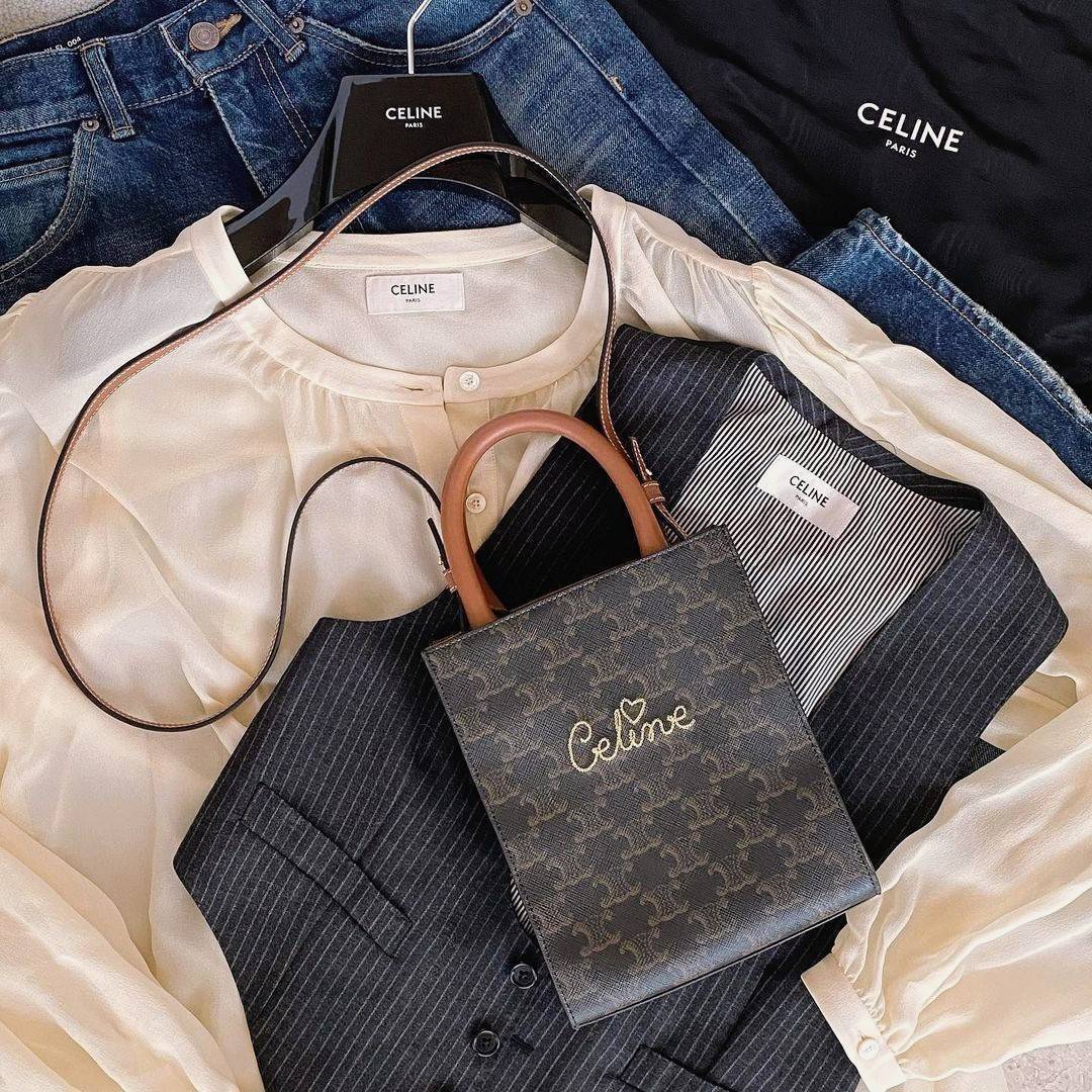 พรีเมี่ยมกิ๊ฟแท้ 100% 】CELINE MINI HAND CARRY AND CROSSBODY BAG VIP GIFT WITH PURCHASE (GWP) พรีเมี่ยมกิ๊ฟ Limited จาก CELINE HAUTE PARFUME DUTYFREE COUNTER วัสดุ COATED CANVAS ดีไซน์ทรงเหลี่ยมสวยหรูสุดคลาสสิคในสไตล์สาว Lisa