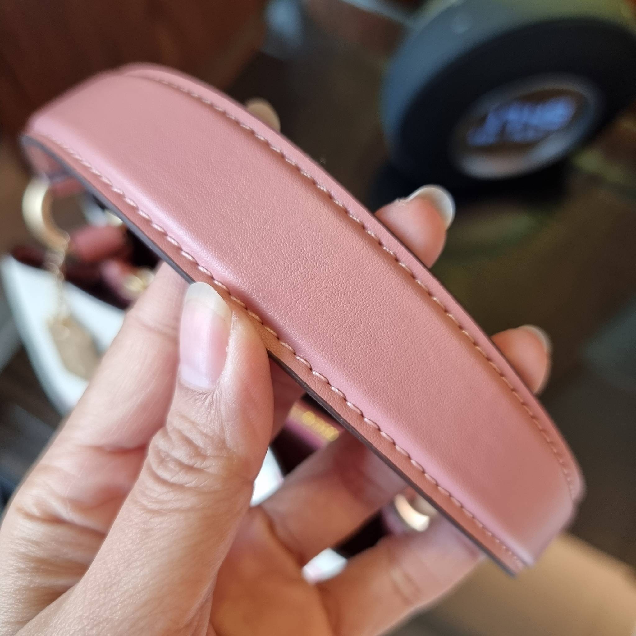 COACH C7976 SMALL TOWN BUCKET BAG WITH HEART PETAL PRINT 💕💜💕💝 คอลเลคชั่นใหม่ล่าสุด ที่พร้อมให้สาวๆได้สวยในเทศกาลแห่งความรัก กระเป๋าทรงบัคเก็ตไซส์เล็ก ดีไซน์ลวดลายสุดคิ้วท์ ช่อดอกไม้หัวใจ เห็นแล้วต้องปิ๊ง!! วัสดุหนัง pepble 