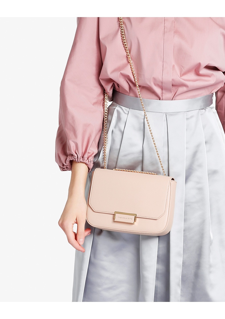 CHARLES & KEITH PUSH-LOCK CHAIN BAG กระสะพายใบเก๋ วัสดุหนังปั๊มลายคาร์เวียร์ เปิดปิดด้วยตัวล็อกที่ด้านหน้า ด้านในมีช่องซิป ช่องใส่บัตร สามารถใส่ iphone 7 plus ได้ รุ่นนี้จะสะพายแบบสายคู่/สายเดี่ยวก็ได้นะคะ สวยครบเครื่องเลยค่ะ