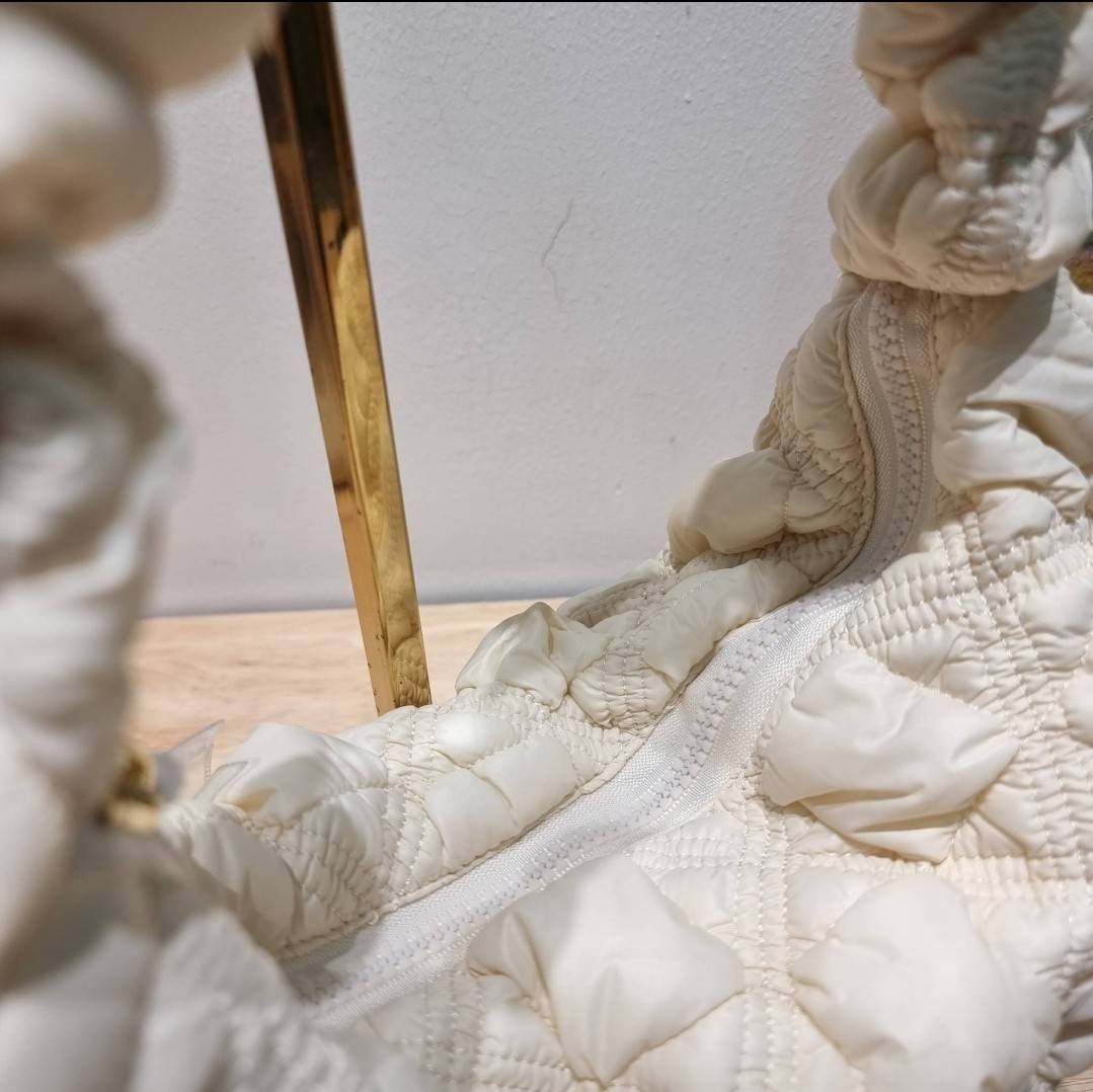 Carlyn cozy bag / Carlyn glaze bag 13 สีพร้อมส่ง อีกหนึ่งคอลเด็ด ที่ฮิตแบบฉุดไม่อยู่ กับไอเท็มนุ่มนิ่มจากเกาหลี พร้อมสีใหม่ล่าสุด กระเป๋าสะพายก้อนเมฆสุดเก๋ ที่สามารถใช้ได้หลากหลาย