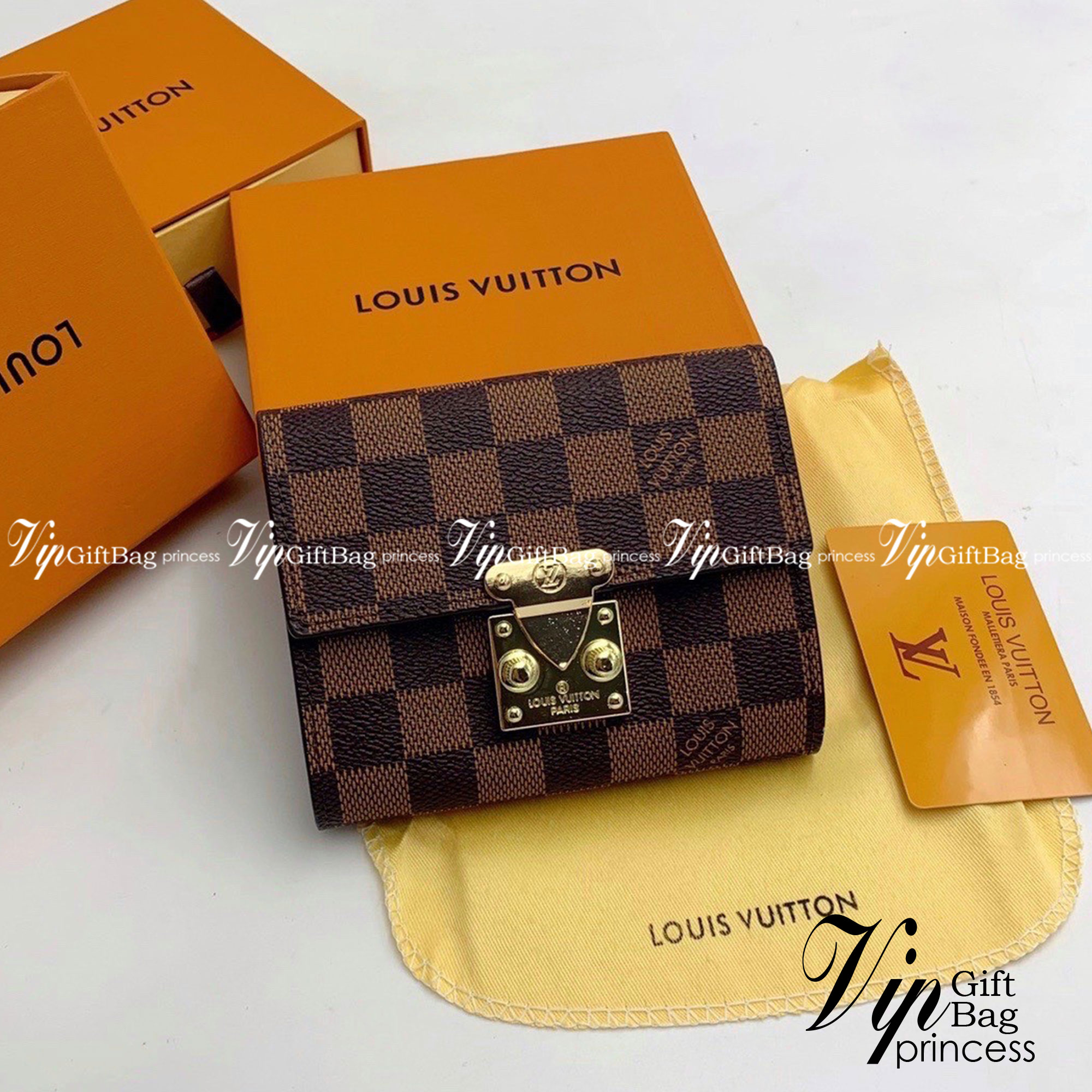 LV Short Wallet กระเป๋าสตางค์ทรงสั้น LV wallet เปิดหน้าอะไหล่ทอง งานสวยหนังดี น่าใช้ งานปั้มแบรนด์ทุกจุด งานจริงสวยเหมือนในรูปค่ะ ได้เวลาเปลี่ยนกระเป๋าสตางค์รับทรัพย์กันแล้ว!! LV wallet กระเป๋าสตางค์รุ่นไอเท็มหายาก ที่สาวๆต้องว้าว!! ใบสั้นขนาดกำลังเหมาะมื