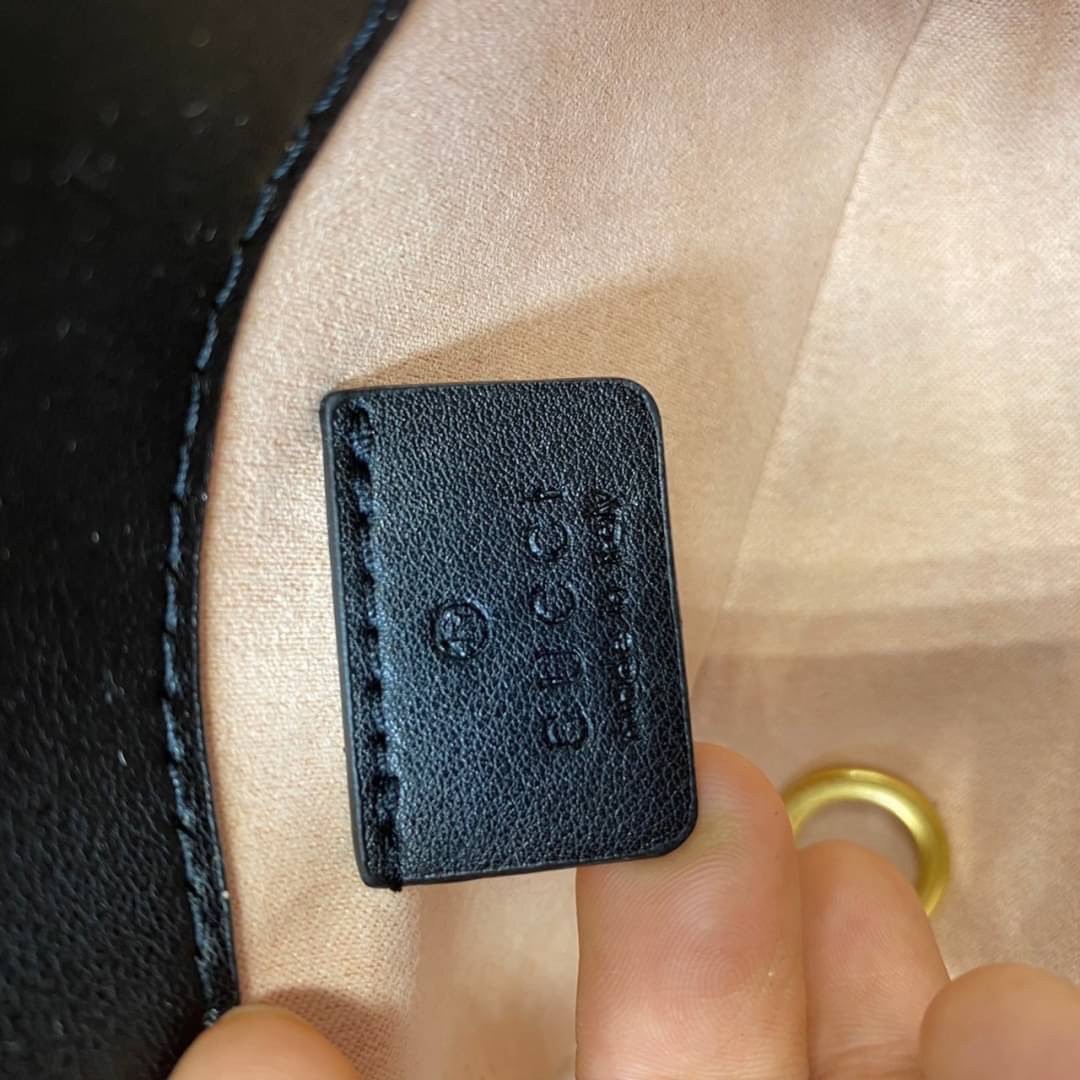 หนังแท้ GUCCI GG Marmont Super Mini กระเป๋าสะพายข้างใบเล็ก น้องมินิ น่ารั๊กมุ้งมิ้ง วัสดุหนังแท้เชฟรอน สายสะพายแบบโซ่ อะไหล่ทองหรูหรา ด้านหน้าประดับโลโก้แบรนด์หรู ทนทาน แข็งแรง น้ำหนักเบา น่ารักมุ้งมิ้ง ไม่ควรพลาดเลยค่า ภาพสินค้าถ่ายจากงานขายจริง ใช้งานต่