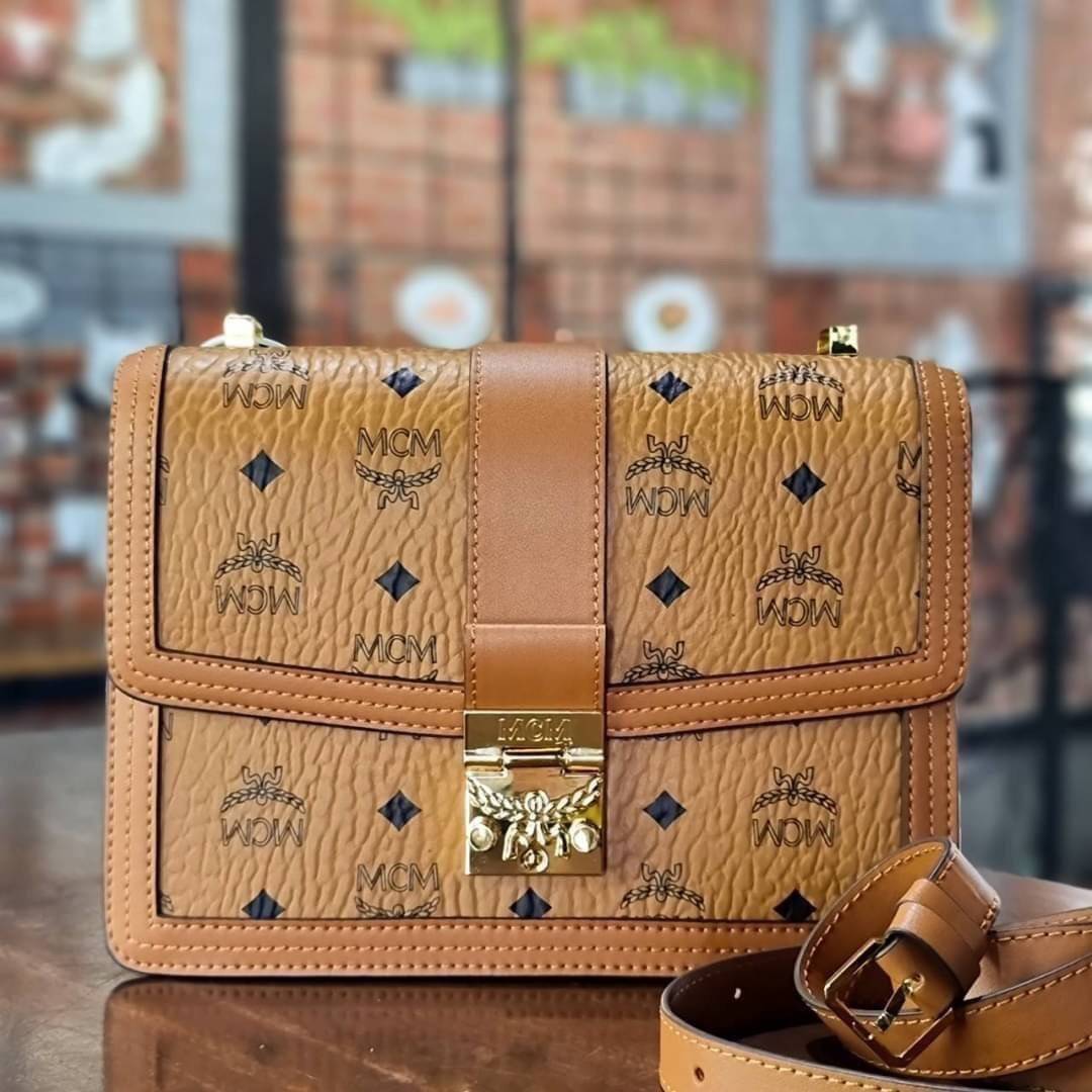 M.C.M TRACY SHOULDER BAG IN VISETOS คอลเลคชั่นเทรซี่ใหม่ล่าสุด 2021 กระเป๋าสะพายไหล่ ดีไซน์ยูนีคในลวดลาย visetos เอกลักษณ์ ใช้ได้ในทุกโอกาส รอบนี้ไซส์ใหญ่จุใจ ใส่ของได้รัวๆ วัสดุหนังแคนวาสคุณภาพดีสลับหนังแท้ เปิด-ปิดด้วยตัวกดล็อคแน่นหนา ภายในโล่งกว้าง มีช