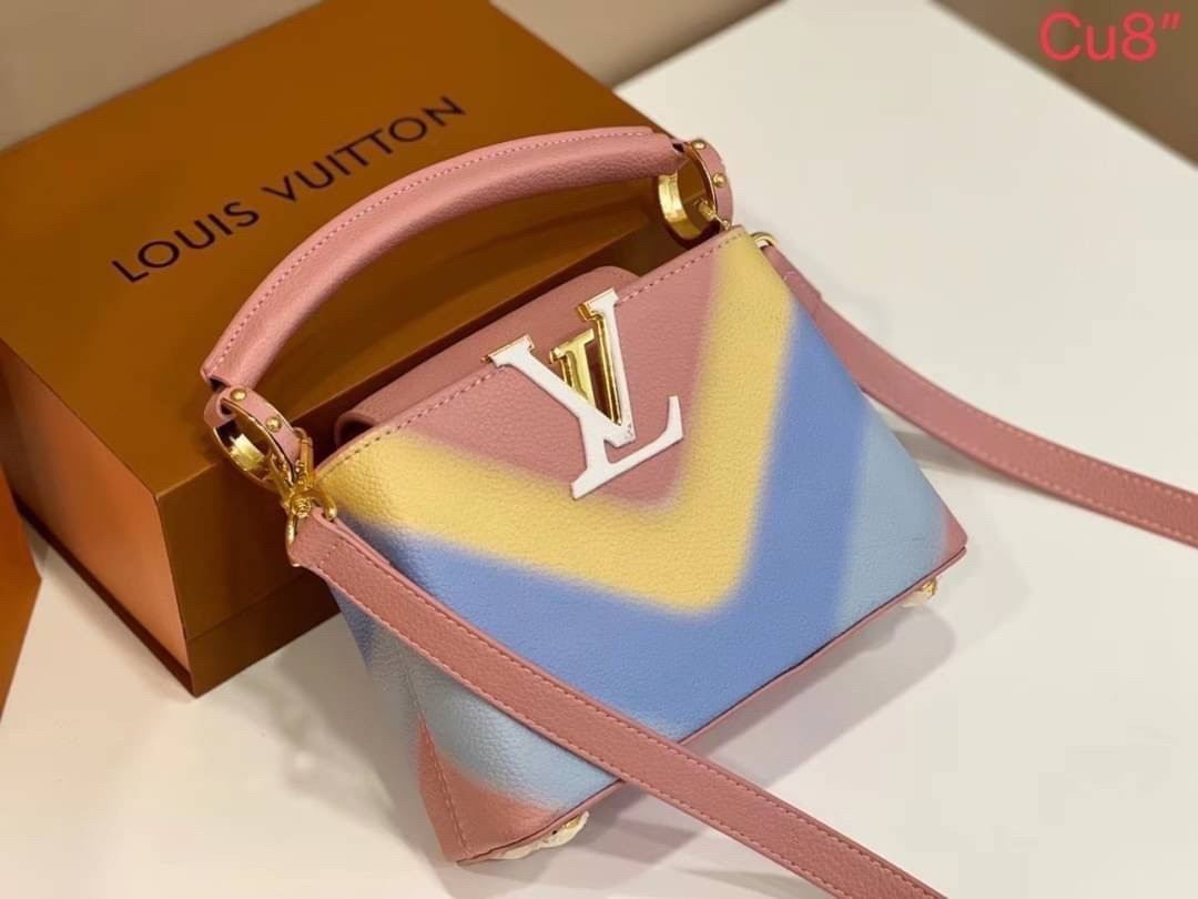 LV CAPUCINES top handle 8" ที่สุดของความสวยในราคาเบาๆ กระเป๋าถือสุดหรู สีสวยขับผิว ทำให้ไอเท็มนี้สะกดทุกสายตาจริงๆ มาพร้อมหูจับดีไซน์ทรงคลาสสิค ดีงามม้ากกกก!! ด้วยรูปทรงวินเทจ พร้อมส่งครบ box set ในราคาที่คุ้มที่สุด จัดเถอะค่า ยืนยันว่าสวยคุ้ม!!